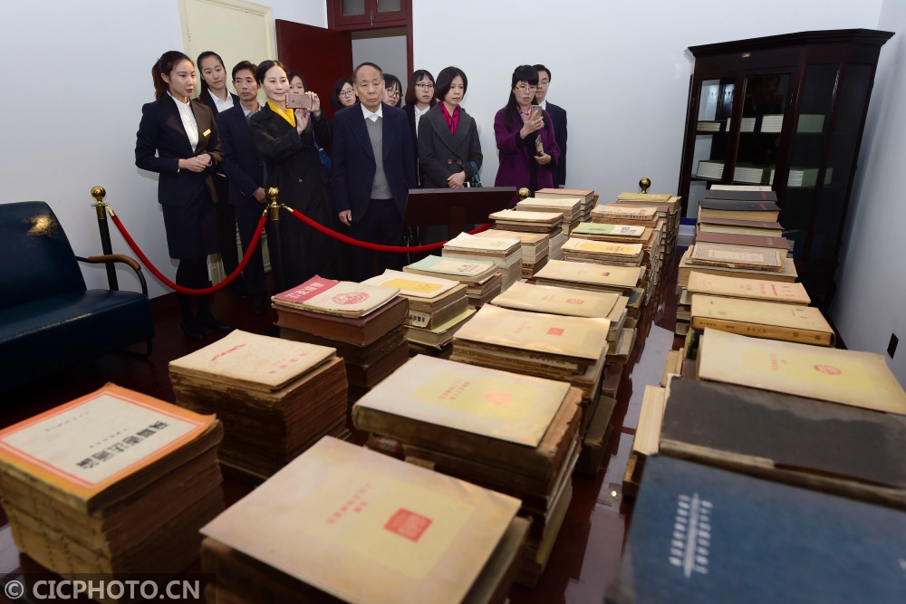 ↑12月4日,观众在参观“五四宪法”历史资料陈列馆。CICPHOTO/李忠 摄 ↑12月4日,观众在参观“五四宪法”历史资料陈列馆。CICPHOTO/李忠 摄