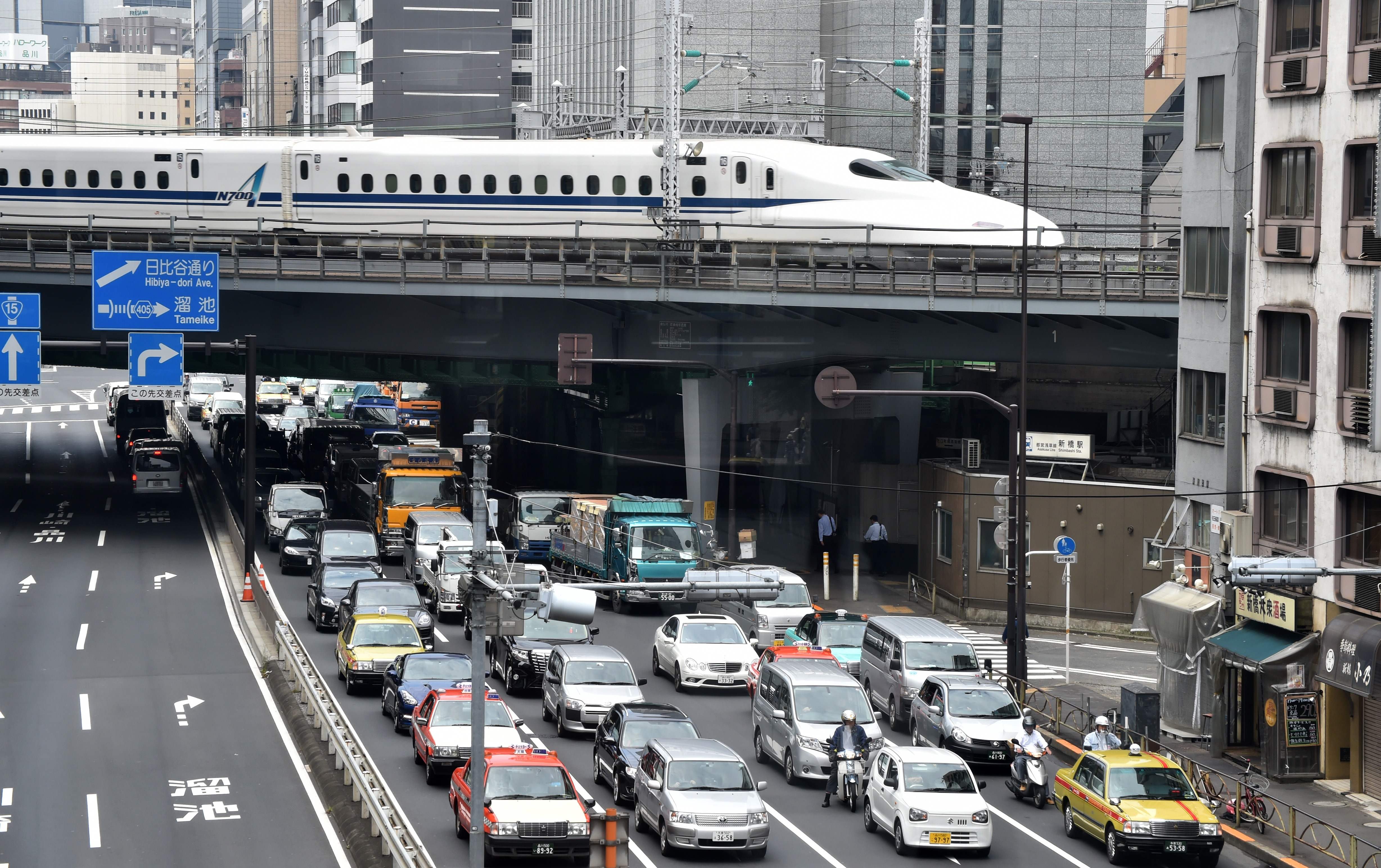 图为在日本东京，一列火车从高架桥上驶过。（图片来源：新华社）