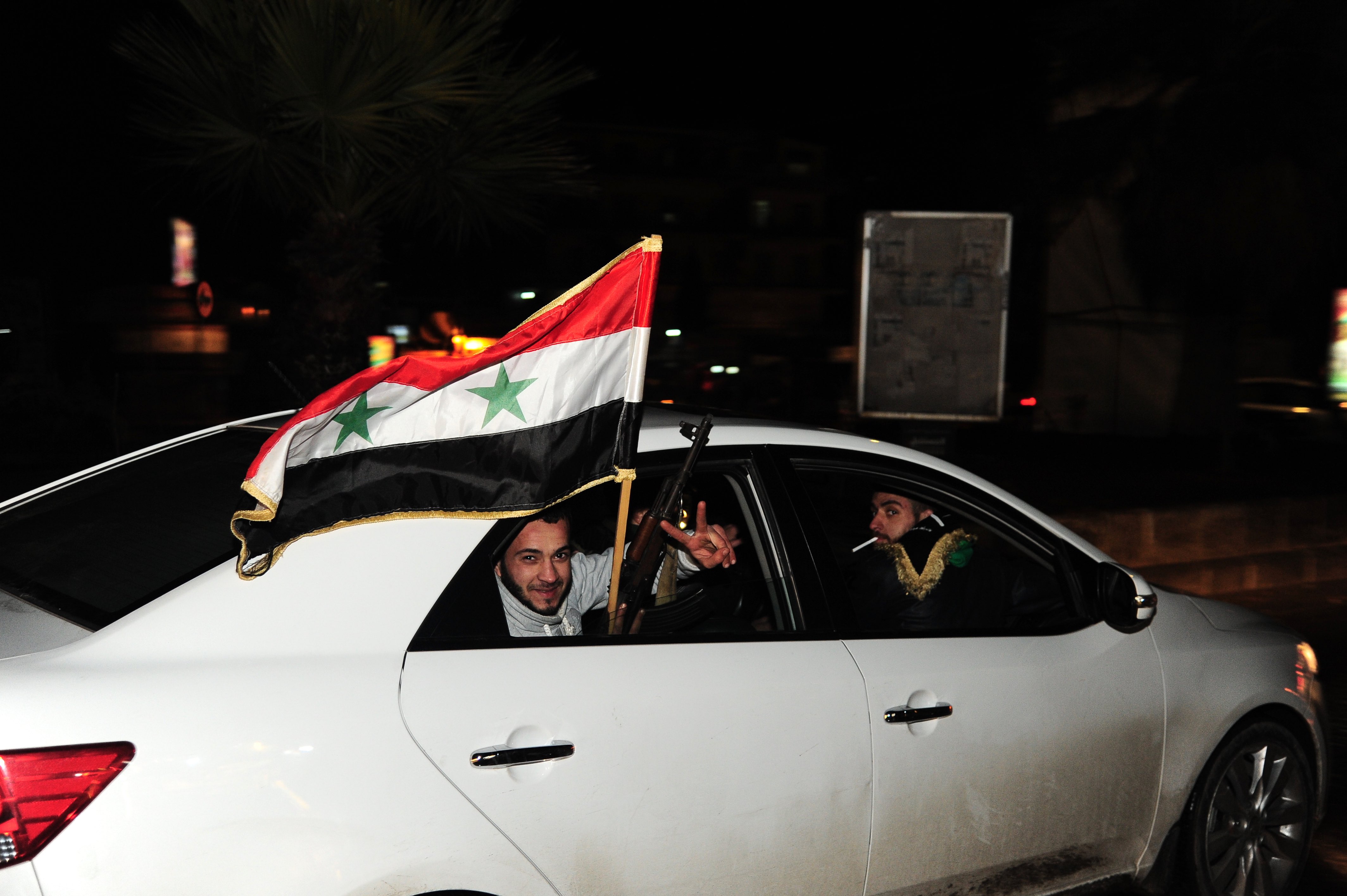 2016年12月22日，在叙利亚北部城市阿勒颇，民众上街庆祝叙政府军收复该市。（新华社发 阿马尔摄）