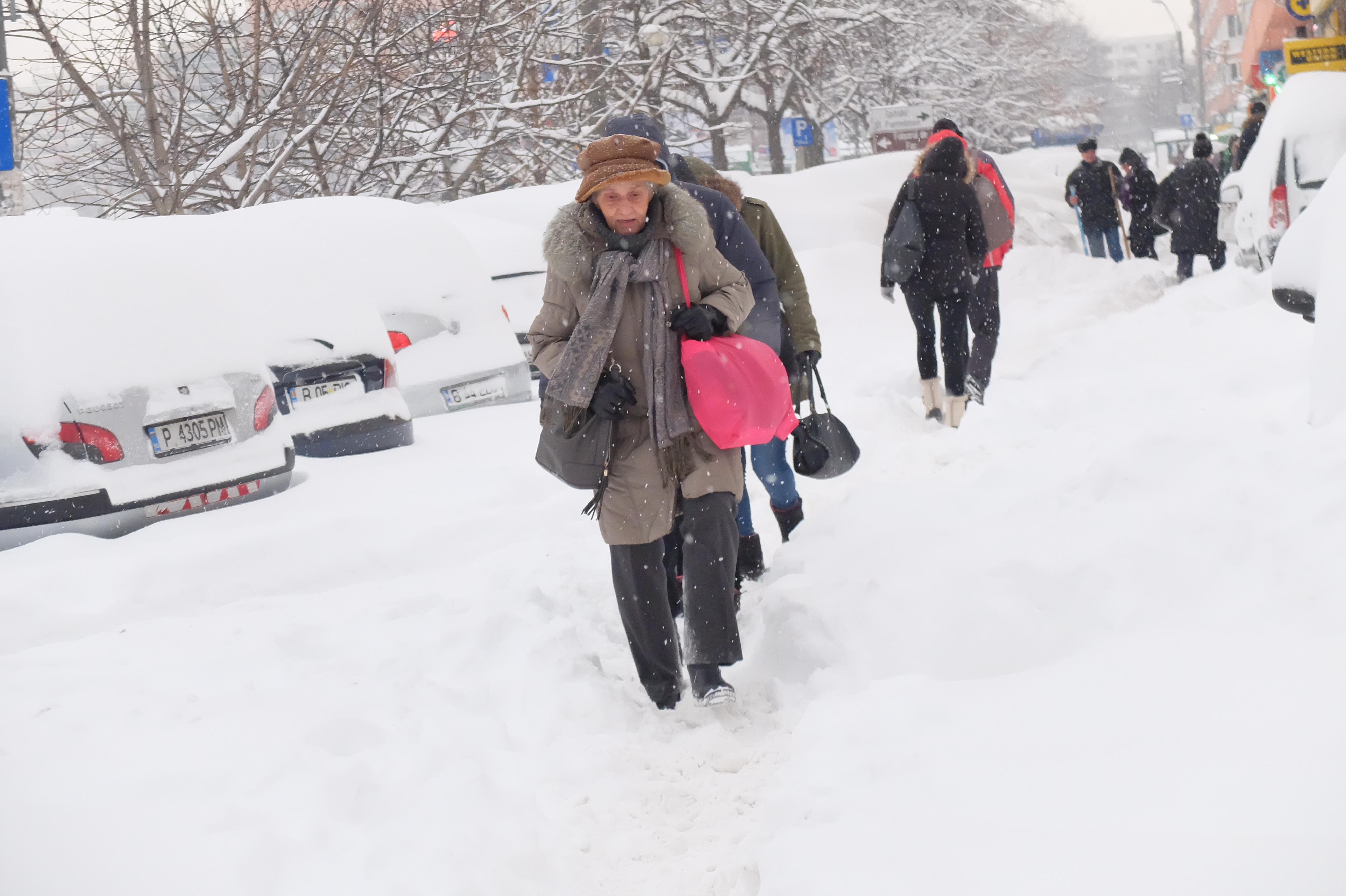 罗马尼亚遭遇暴风雪 人们在雪地中艰难前行