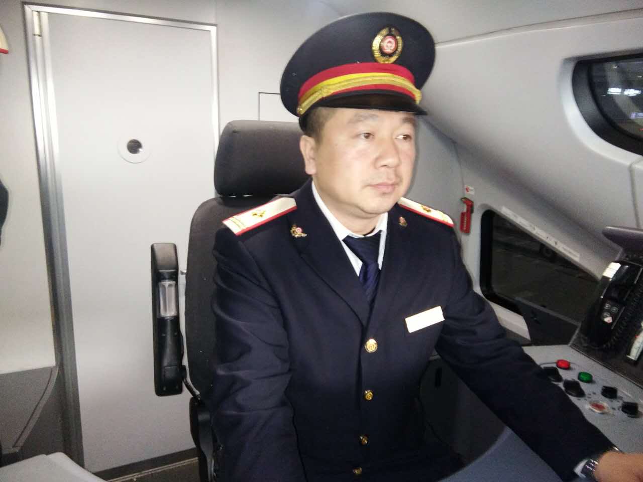 图为西安机务段动车组指导司机尚建波正在精心操纵动车组列车.