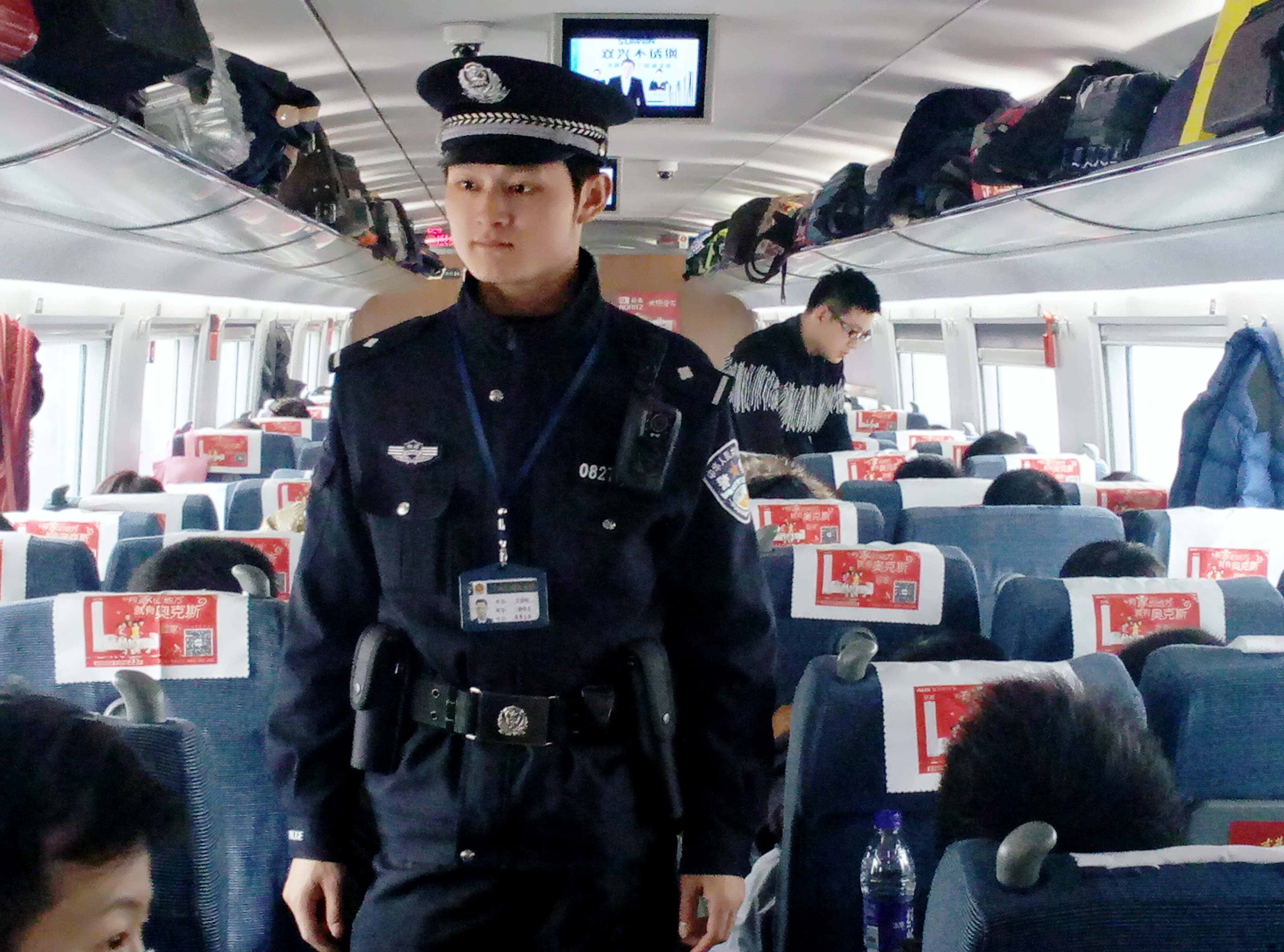 便衣警察扮得太像, 惨遭「香港防暴警」当示威者修理！一句提醒“DLLM自己人”才放手！