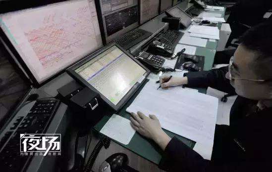 探班春运调度员:1人3部电话8个屏幕12小时不