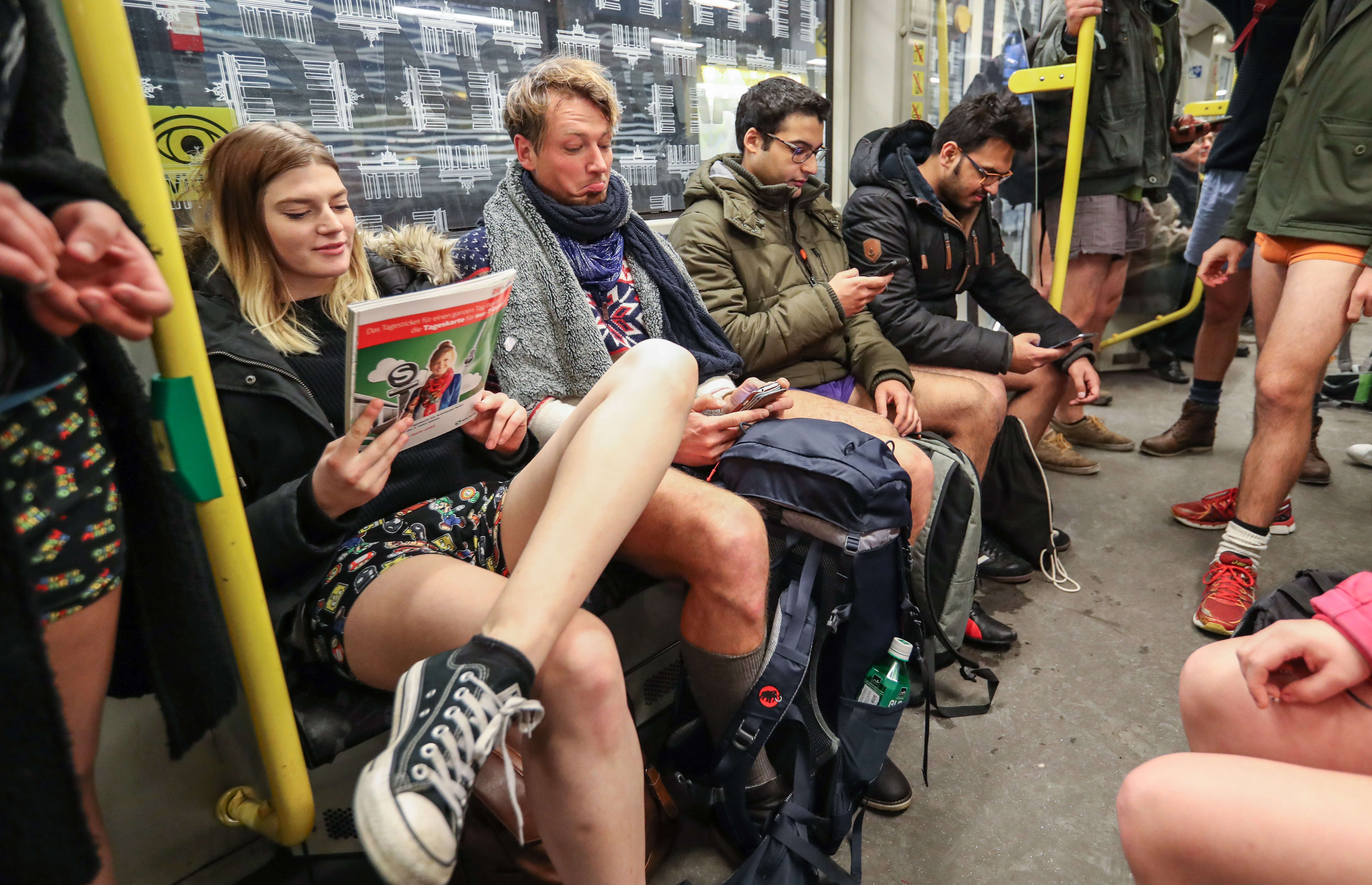 柏林办“不穿裤子搭地铁日”！地铁里全是大白腿