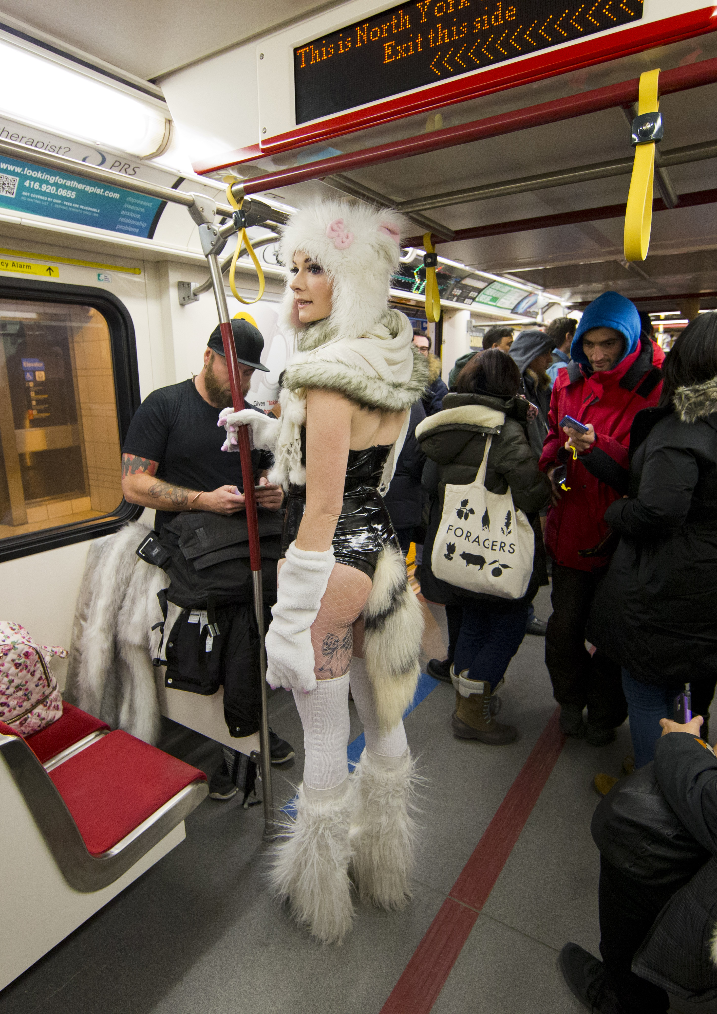 加拿大举行“不穿裤子搭地铁”活动 俊男，靓女，连小女孩都参加了...