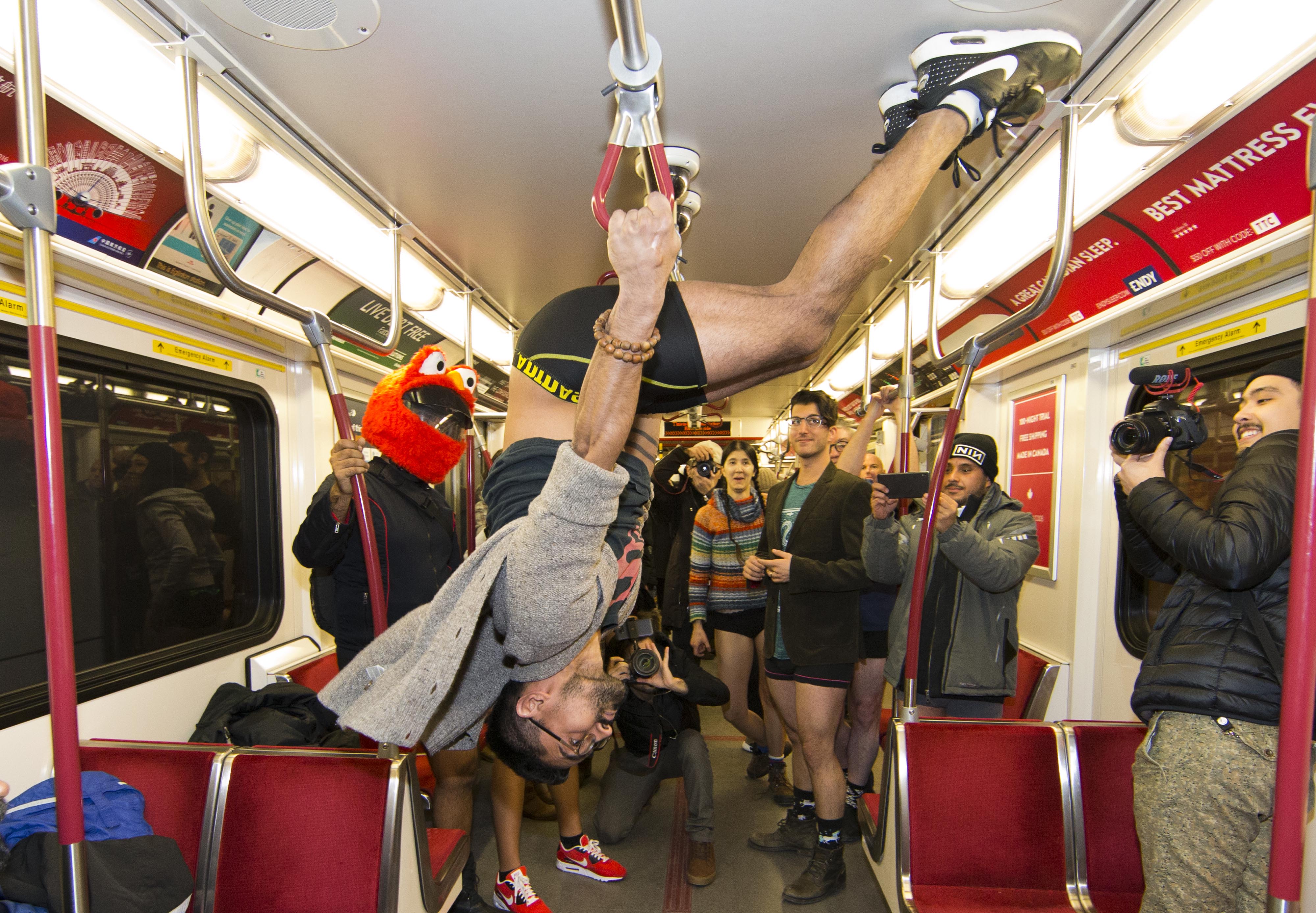 加拿大举行“不穿裤子搭地铁”活动 俊男，靓女，连小女孩都参加了...