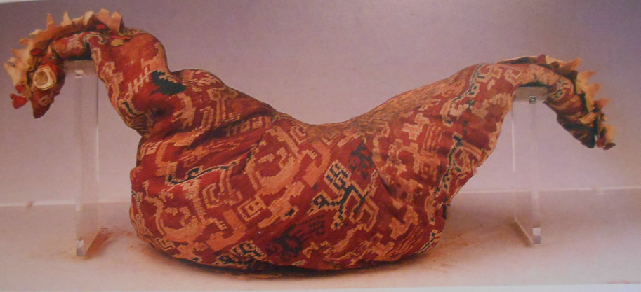 The Ming Pillow of the Eastern Han Dynasty unearthed from the Niya Husband and Wife Tomb in Minfeng County in 1959 (pictures provided by the Xinjiang Uygur Autonomous Region Museum)