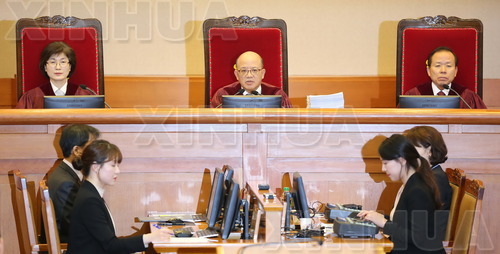这是1月3日在韩国首尔拍摄的庭审辩论现场。韩国宪法法院3日下午举行总统弹劾案首场庭审辩论，启动弹劾案审理程序，但总统朴槿惠缺席。（新华/ 纽西斯通讯社 ）