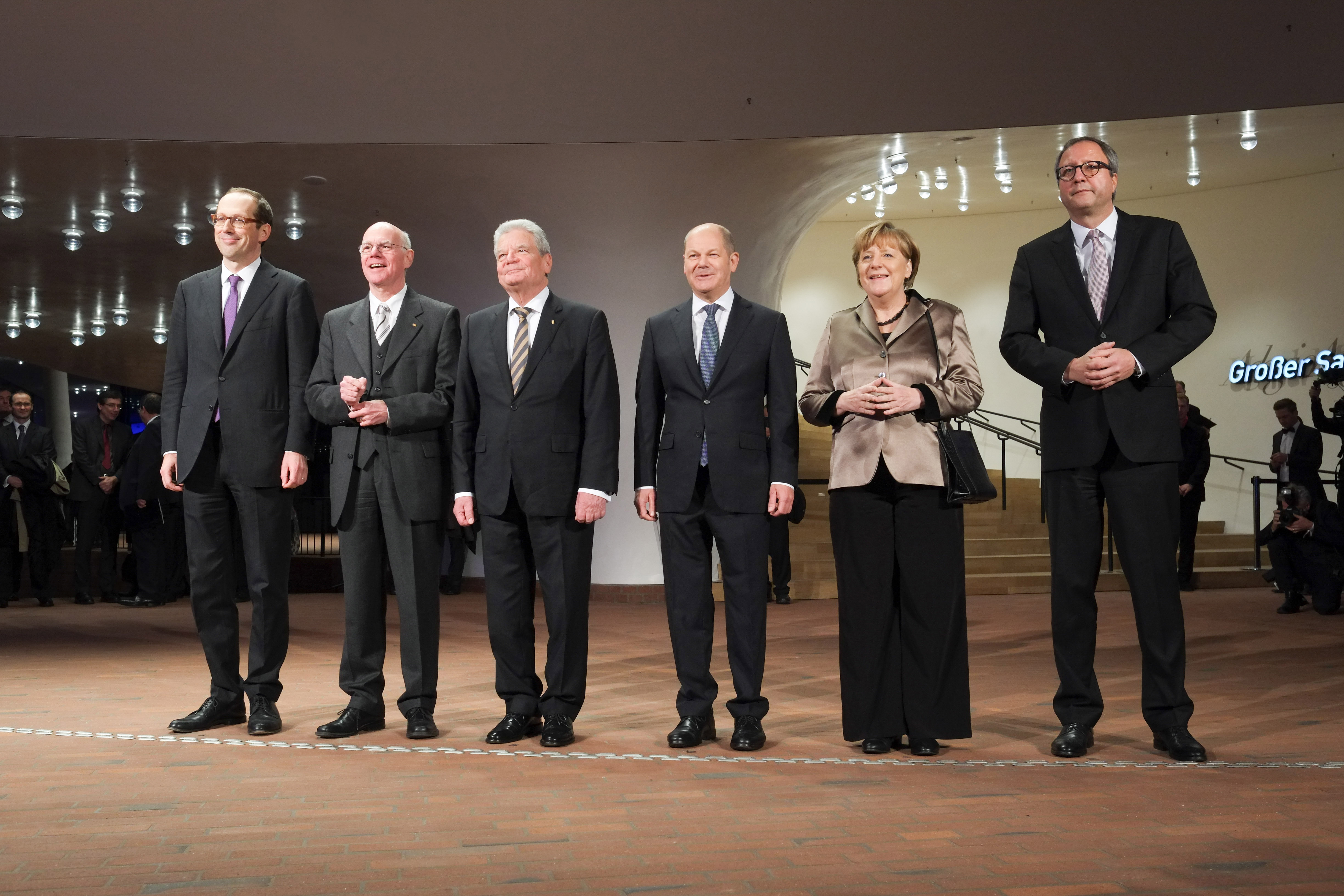 德国总理默克尔（右二）等出席首场音乐会。（新华社发）