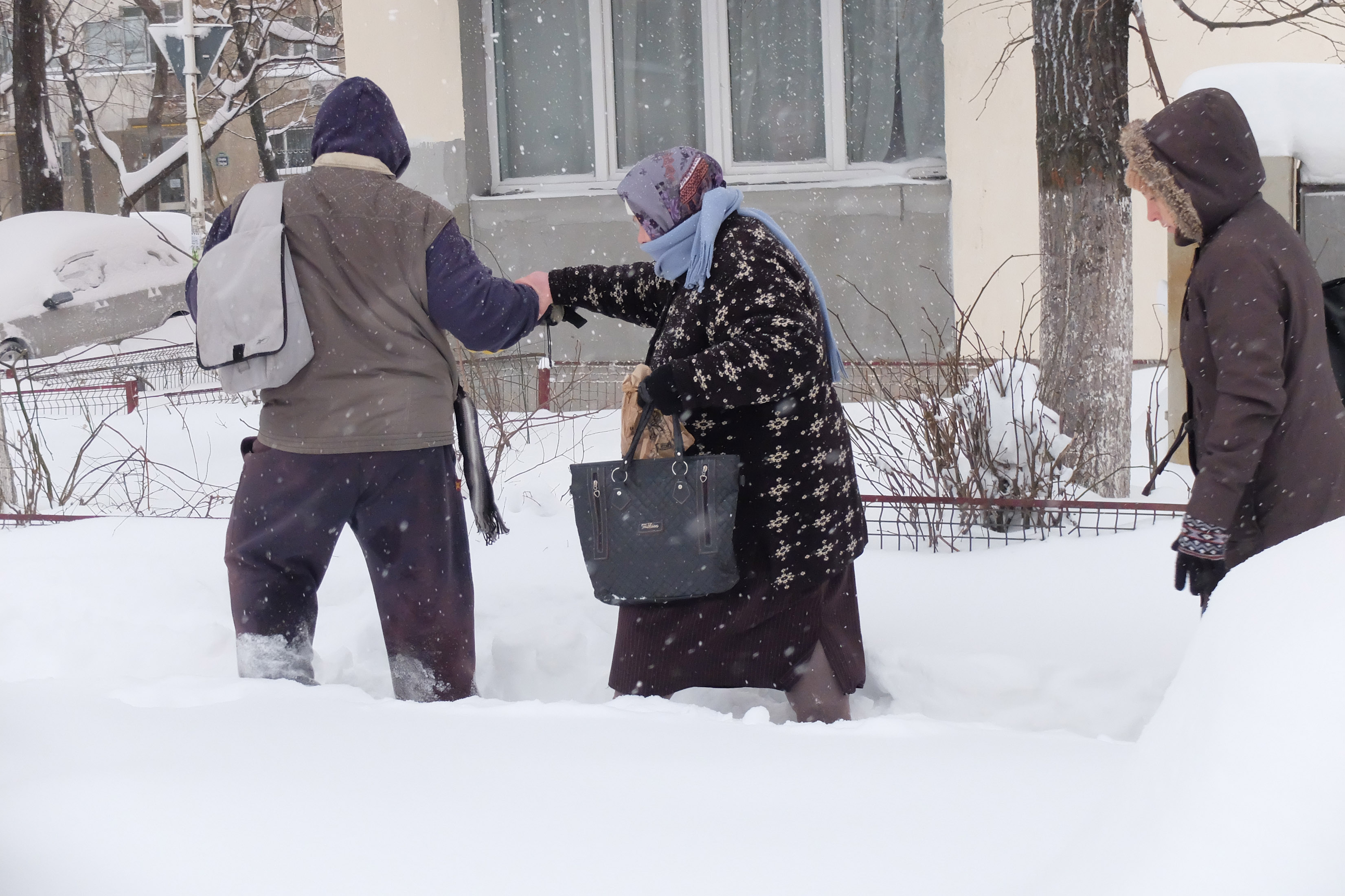 罗马尼亚遭遇暴风雪 人们在雪地中艰难前行