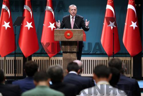 2016年7月20日，在土耳其首都安卡拉，土耳其总统埃尔多安在新闻发布会上讲话，宣布土耳其进入为期3个月的“紧急状态”。（新华社发）