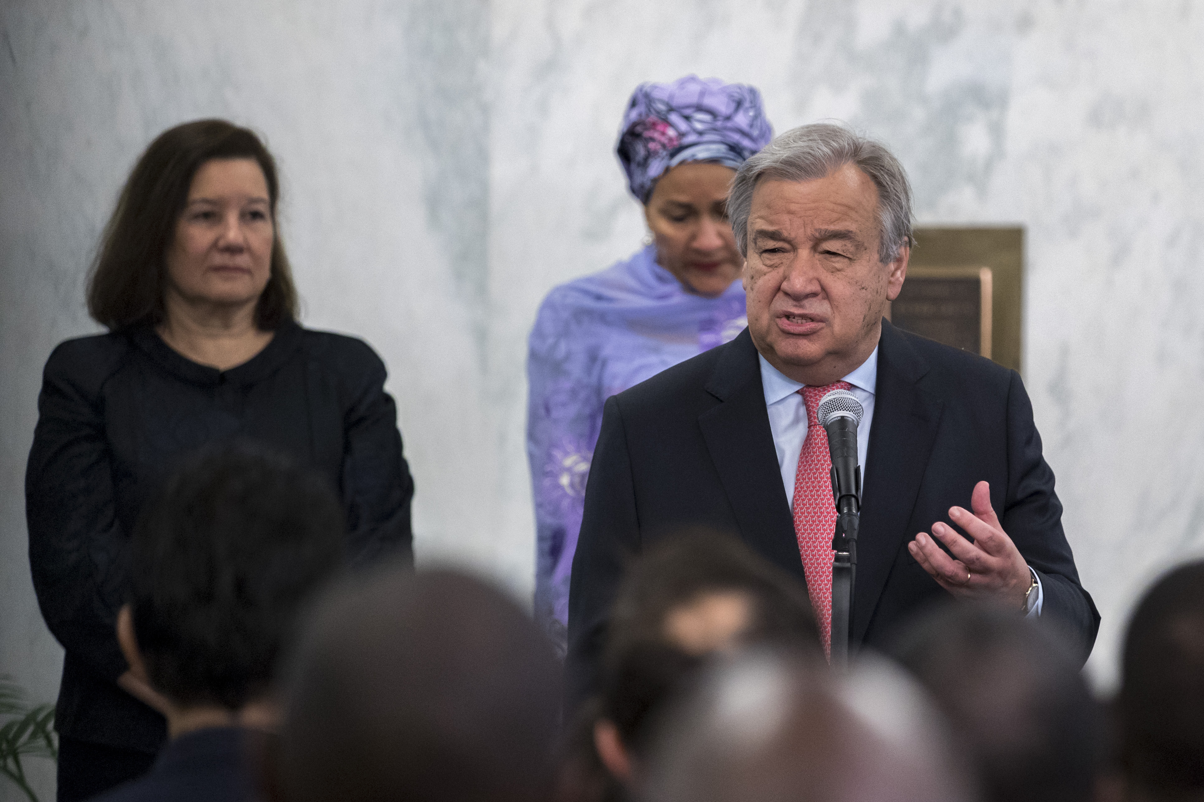 2017年1月3日，在位于纽约的联合国总部，联合国新任秘书长古特雷斯向联合国工作人员讲话。（新华社记者李木子摄）