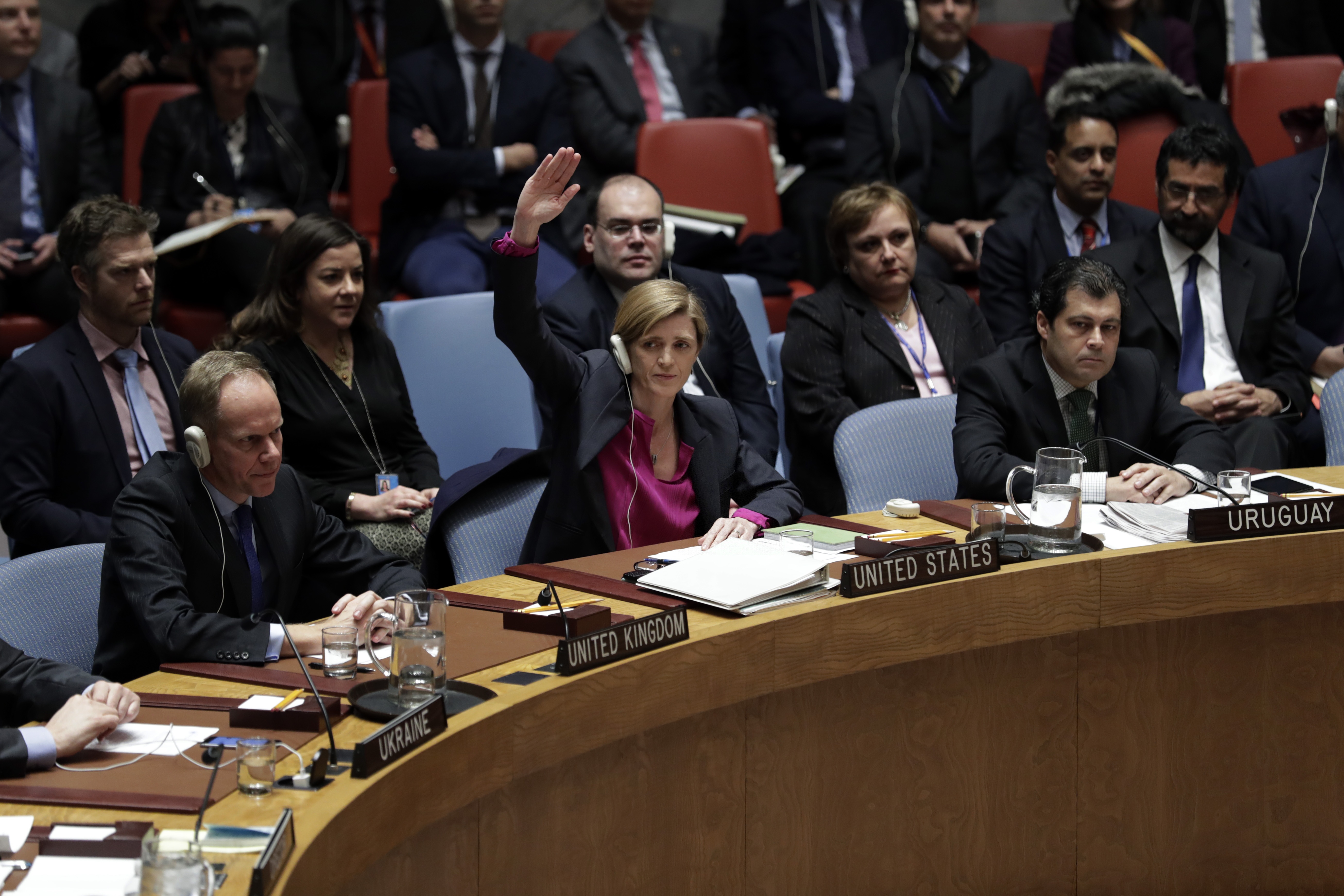 2016年12月23日，在位于纽约的联合国总部，美国常驻联合国代表萨曼莎·鲍尔（前中）在安理会表决敦促以色列停止在被占领巴勒斯坦领土上的定居点活动决议草案时投弃权票。