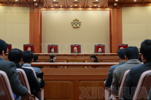  这是1月3日在韩国首尔拍摄的庭审辩论现场。韩国宪法法院3日下午举行总统弹劾案首场庭审辩论，启动弹劾案审理程序，但总统朴槿惠缺席。（新华/纽西斯通讯社） 