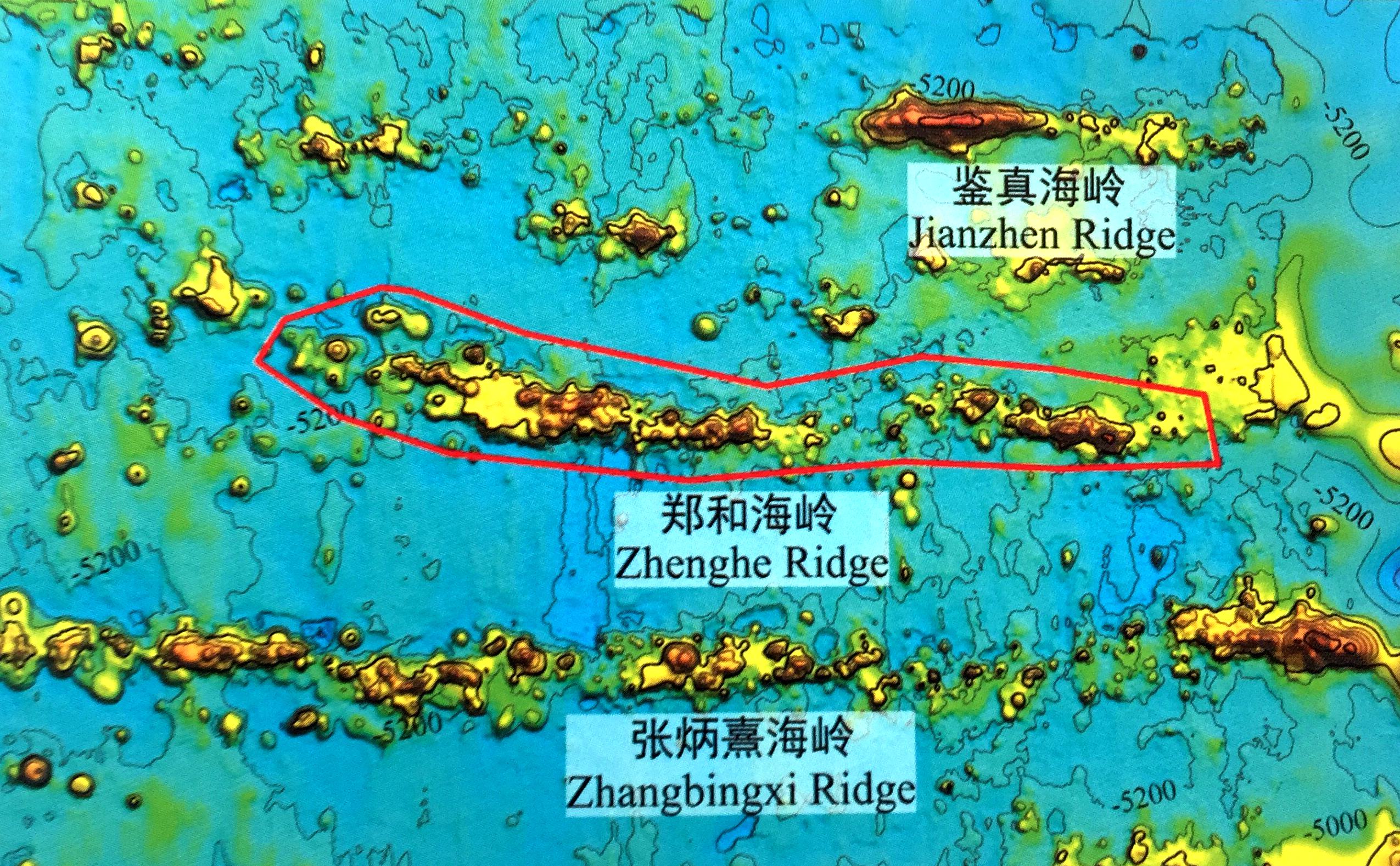 分委会审议通过的"郑和海岭"地形图(上)及三维图(下),位于东太平洋