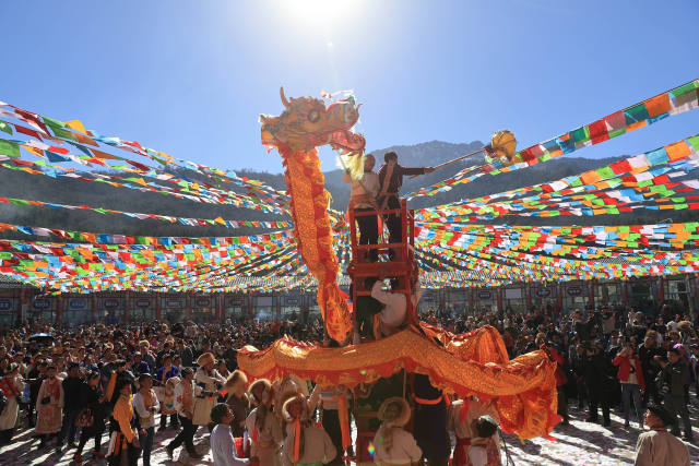 2月5日,四川省雅安市宝兴县硗碛藏族乡藏族群众在表演传统民俗杂技"