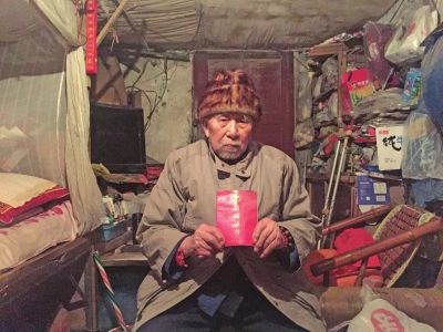 94岁爷爷6年捐款58次:还要继续捐下去