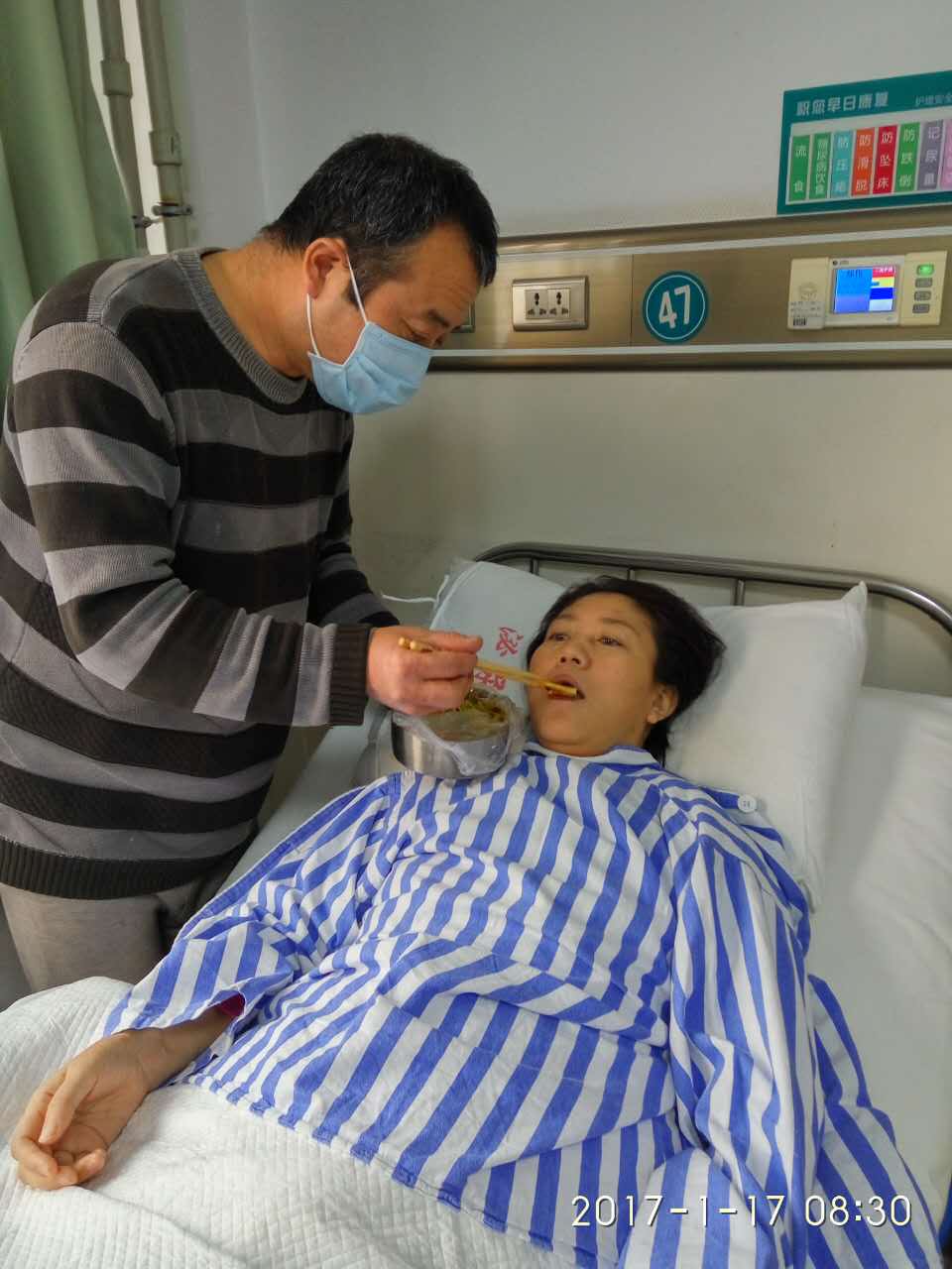 1月17日,换肾手术十天后,张忠祥在医院照顾妻子。新华社发 1月17日,换肾手术十天后,张忠祥在医院照顾妻子。新华社发
