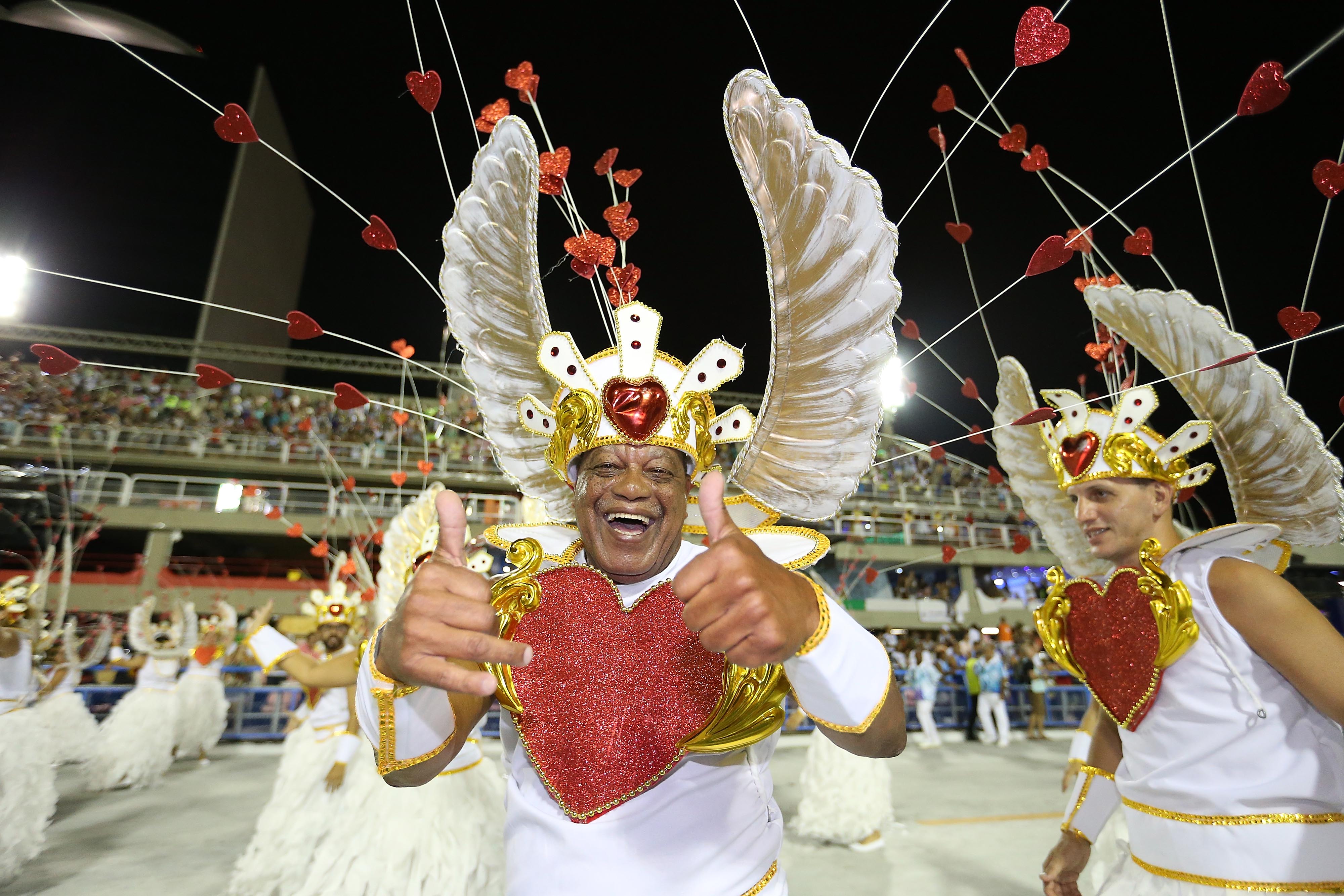 2月25日,在巴西里约热内卢,桑巴舞校的演员参加狂欢节游行.