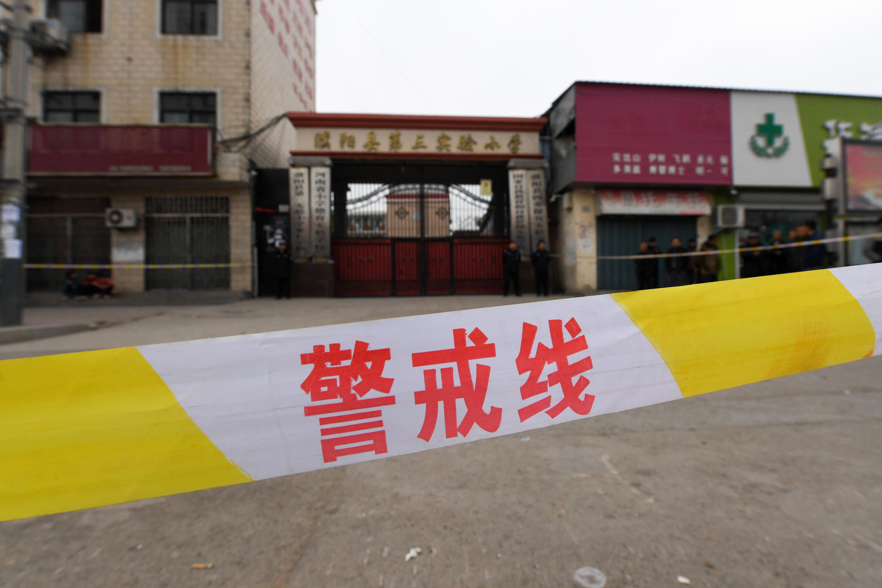 这是警戒线内的河南省濮阳县第三实验小学大门口(3月22日摄).
