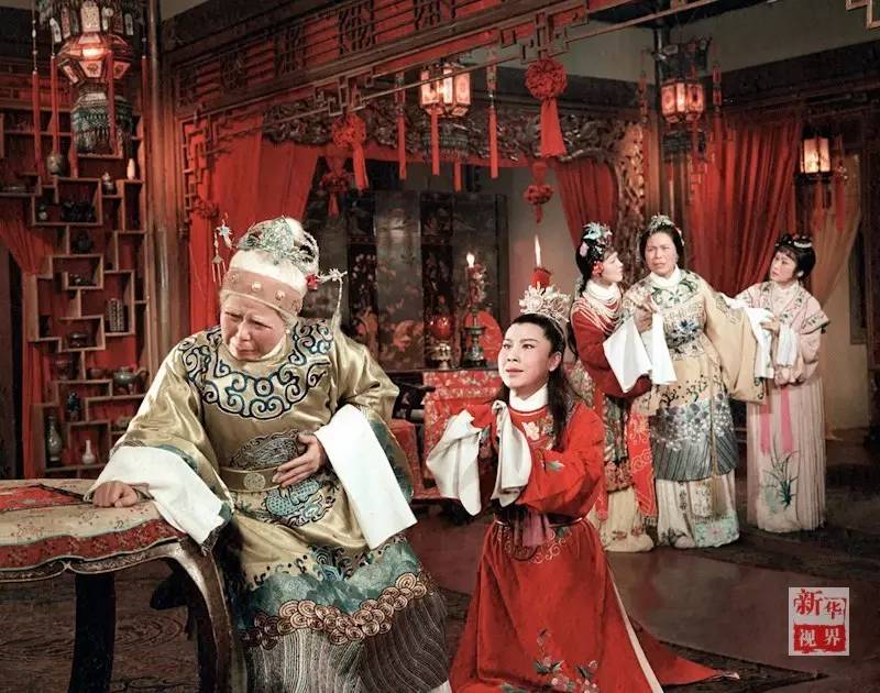 徐玉兰(左二)在越剧电影《红楼梦》"金玉良缘"一场中的剧照(1963年