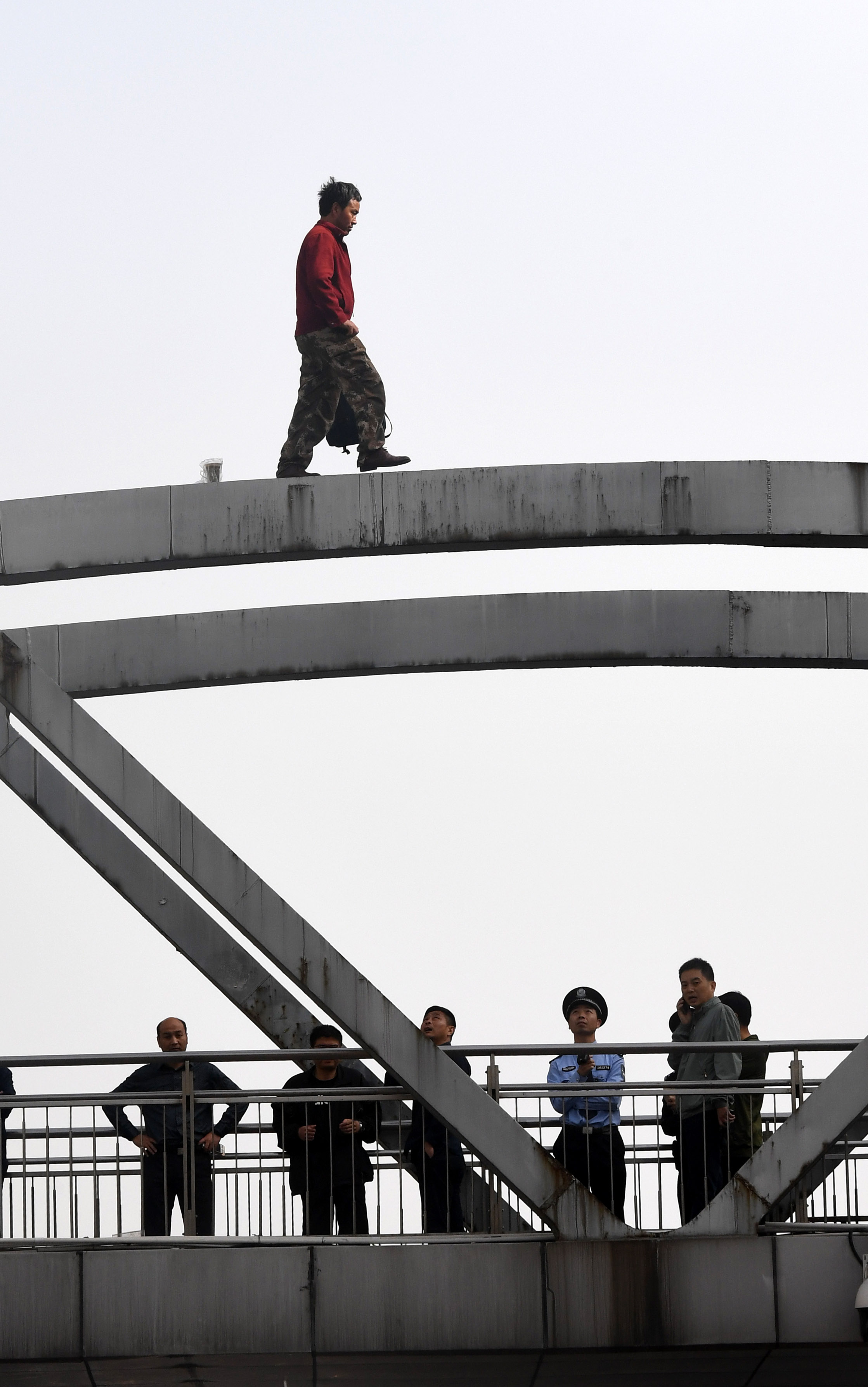 郑州:一名欲跳桥轻生男子被成功救下