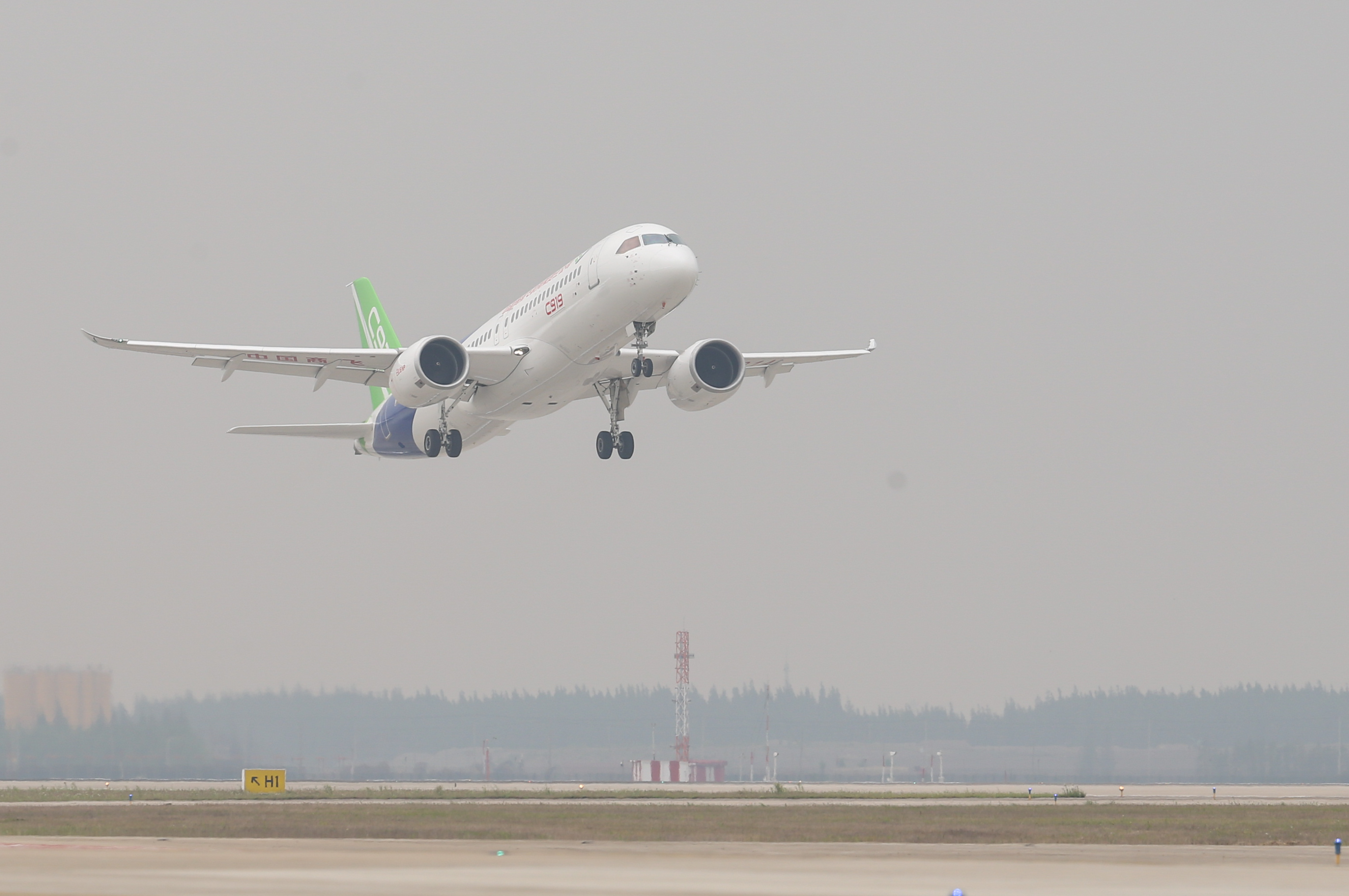 5月5日,中国首款国际主流水准的干线客机c919首飞.新华社记者丁汀 摄