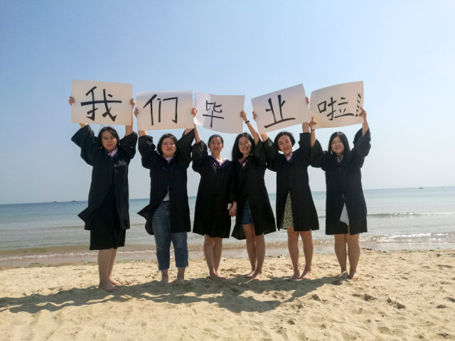 烟台高校毕业生大海边留下毕业照