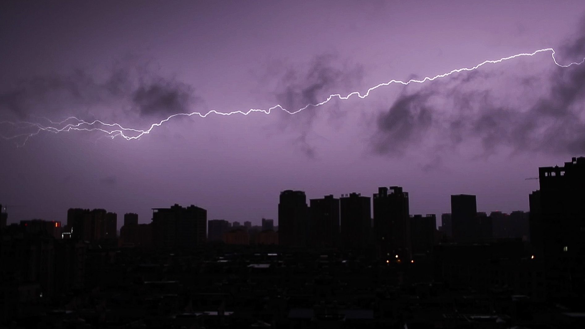 震撼!闪电乐章,雷暴袭城,多少昆明人昨夜无眠