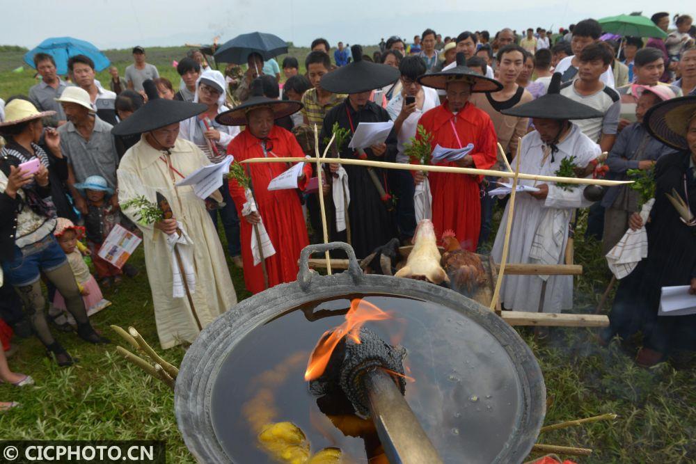 2014年7月26日,在贵州省大方彝族火把节上,彝族祭师们在祭火神时念