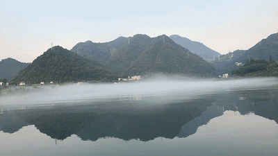 这些千百年前的诗句描绘的意境,      当日出东方