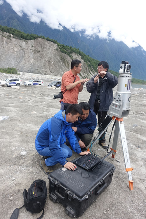 中科院成都山地所副所长陈晓清介绍冰川泥石流对川藏交通廊道的威胁.