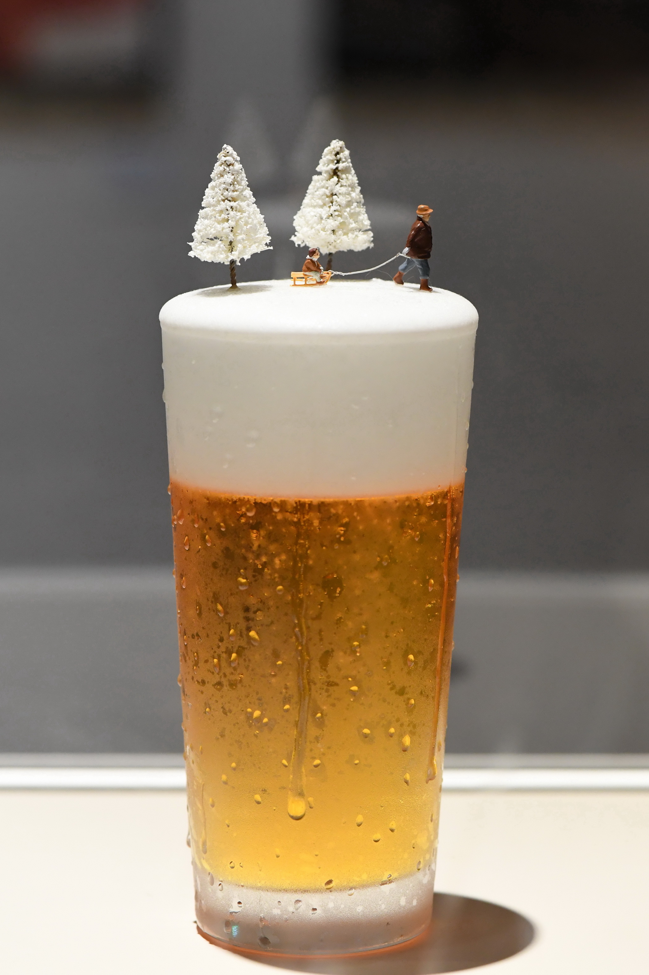 这是作品"啤酒泡沫上的雪地"(8月24日摄).