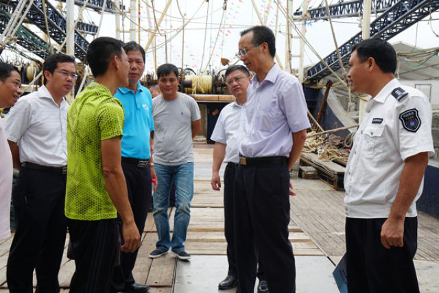 广东> 专题   文斌一行实地察看了茂名市智慧海洋与渔业综合管控中心