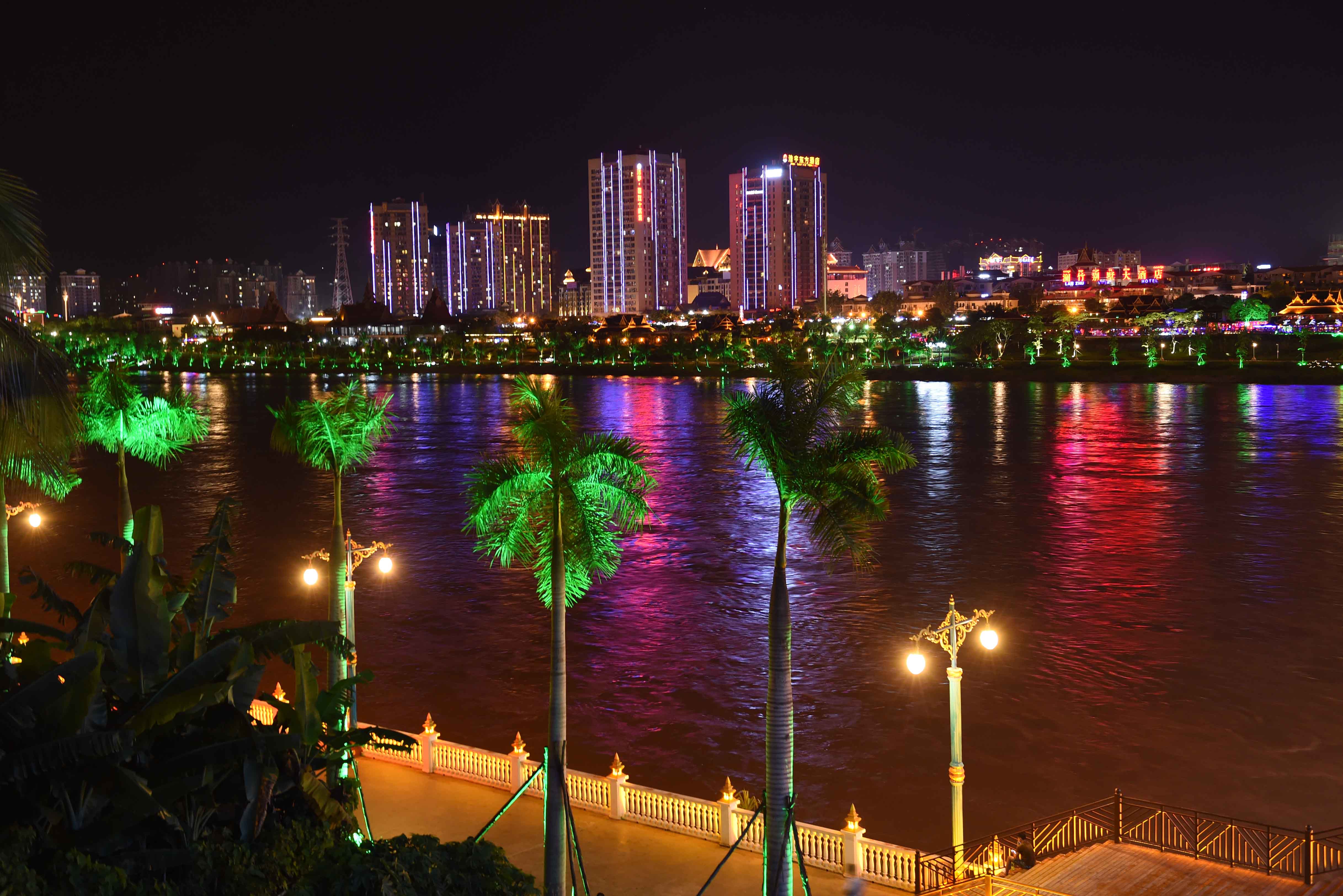 这是景洪市内澜沧江畔的夜景(9月13日摄).