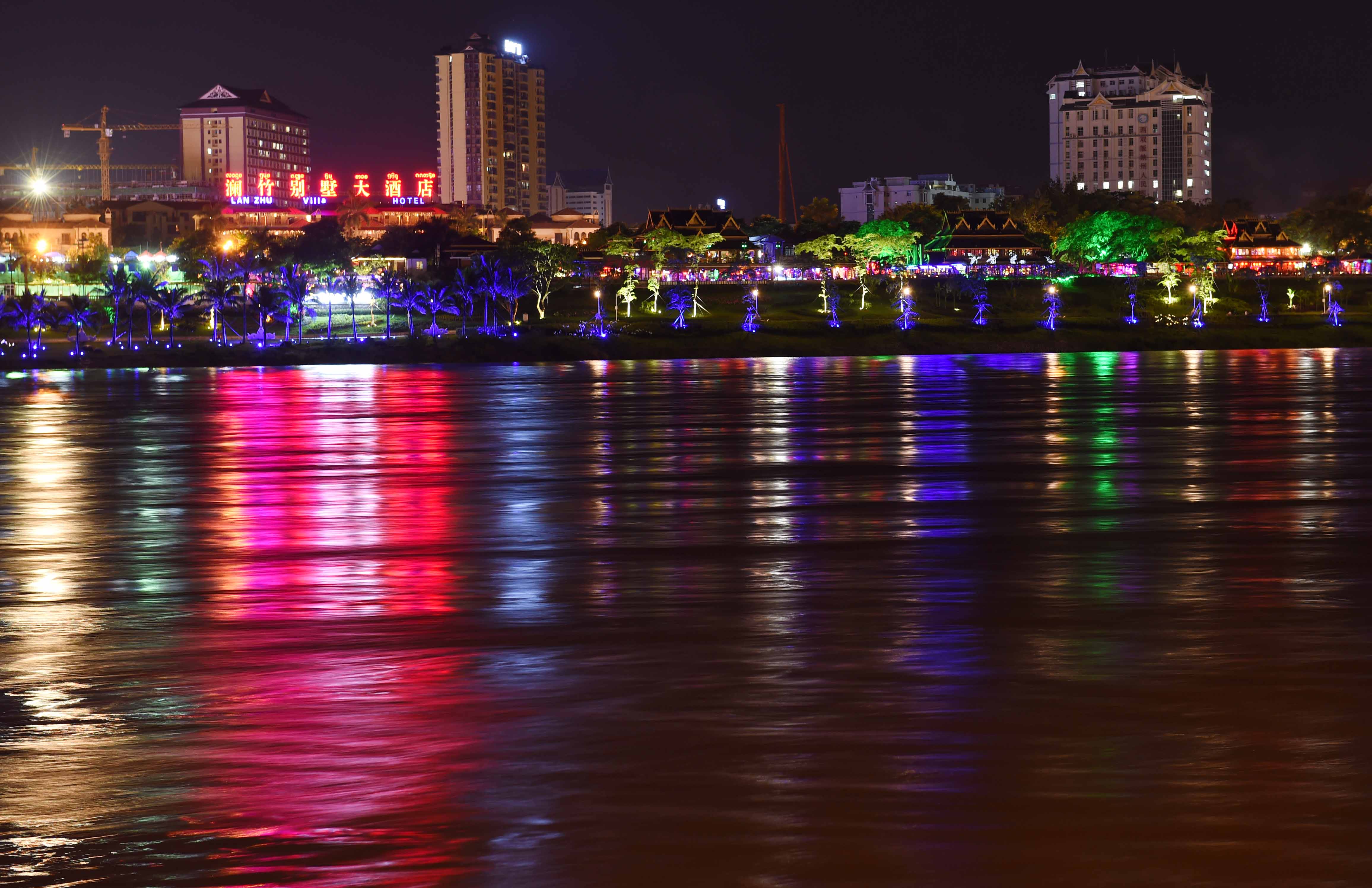 这是景洪市内澜沧江畔的夜景(9月日摄).