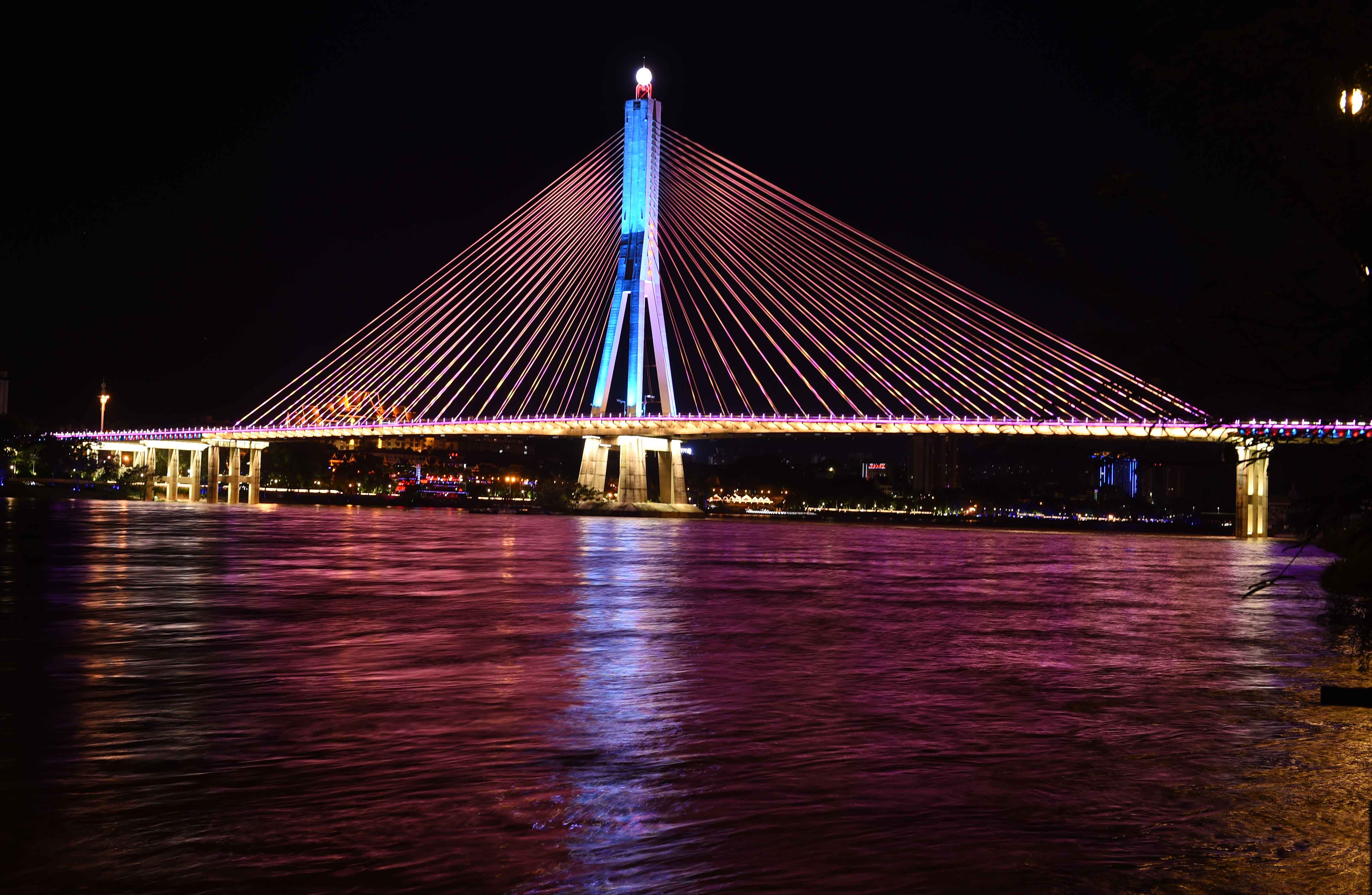 这是景洪市内澜沧江畔的夜景(9月13日摄).