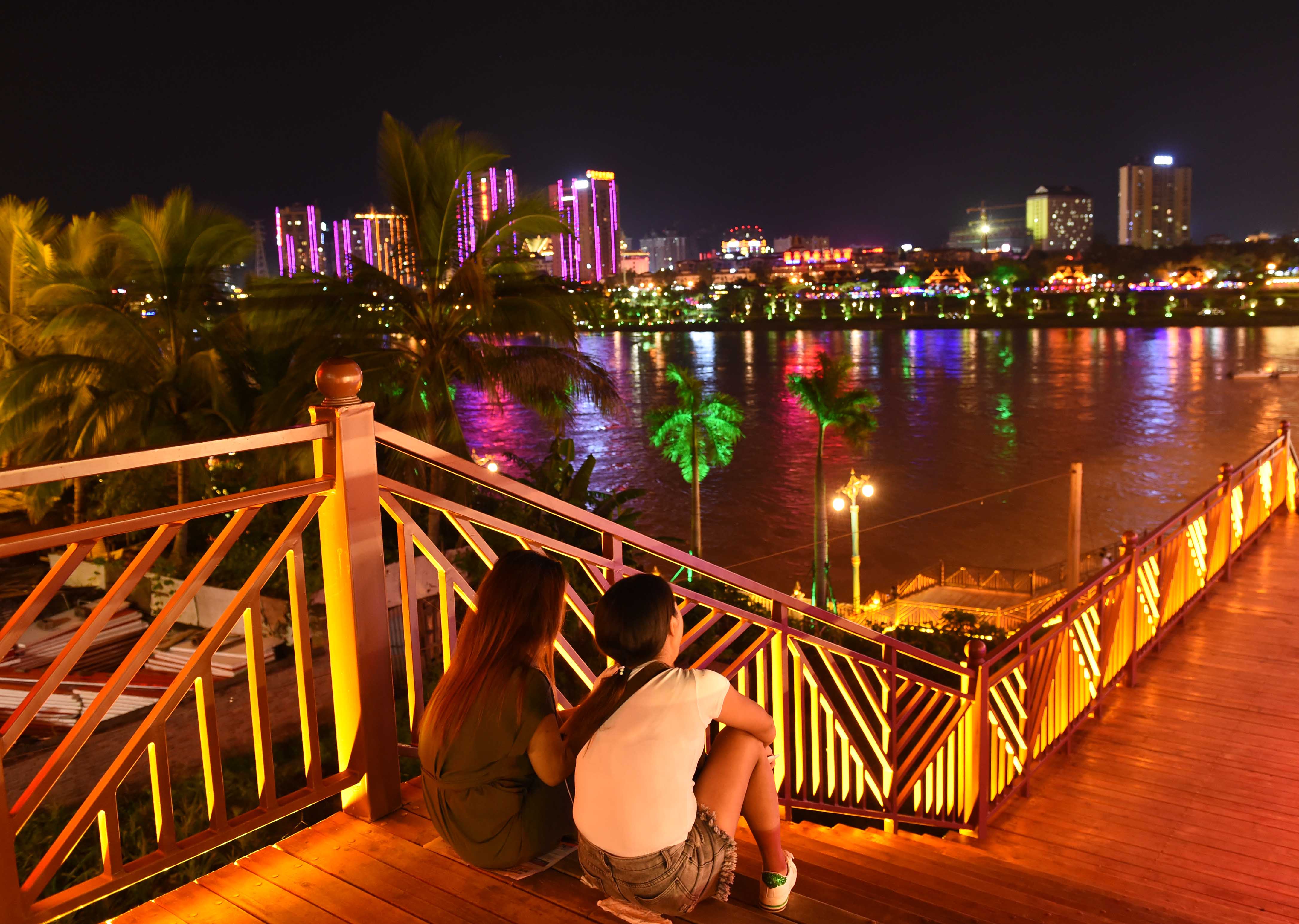 这是景洪市内西双版纳大桥夜景(9月13日摄).