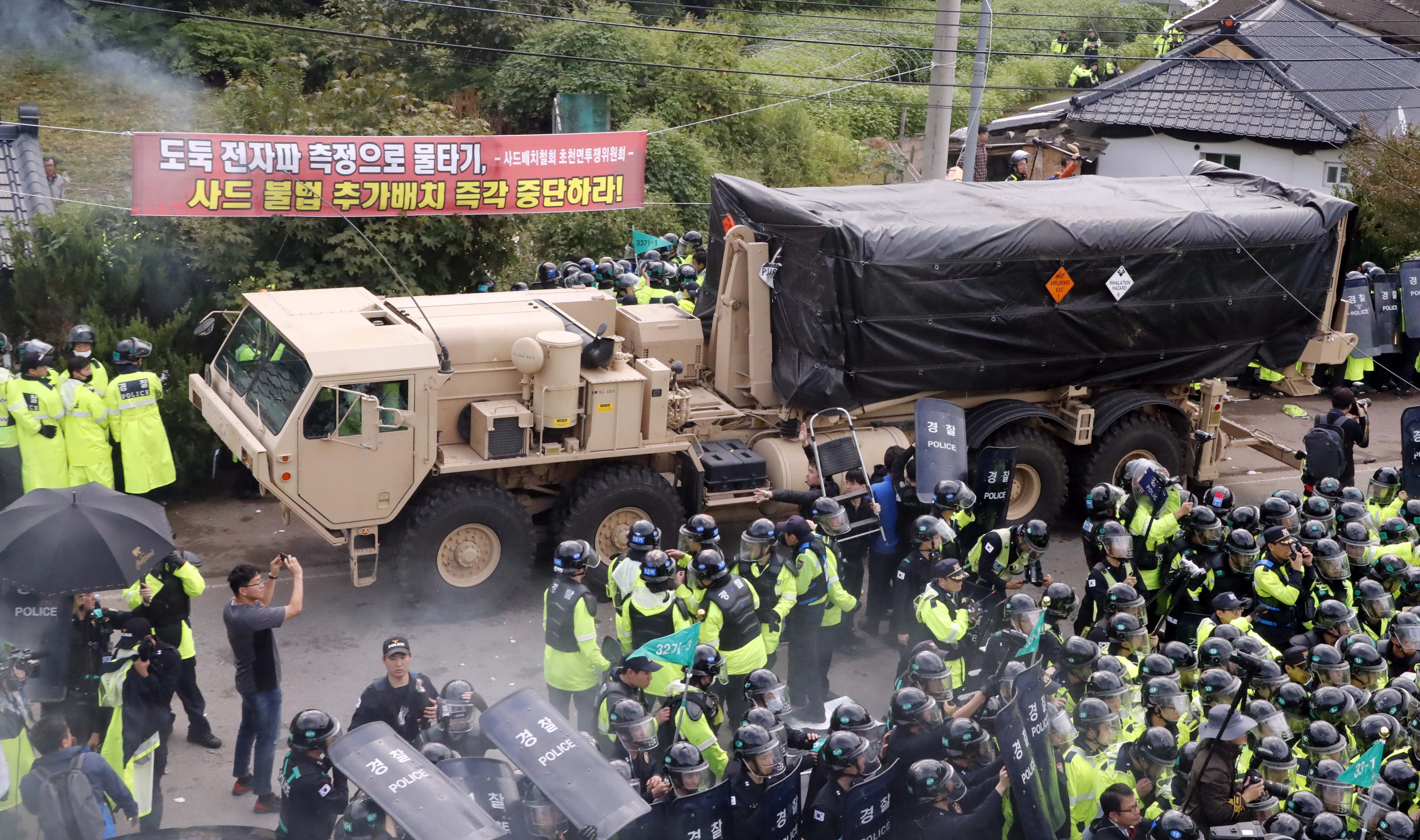 9月7日,在韩国庆尚北道星州郡,"萨德"相关装备被运往部署地.