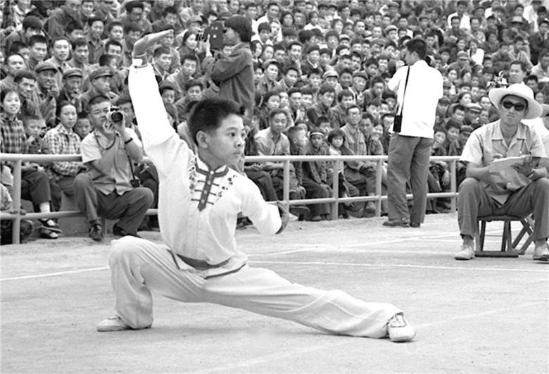 在第三届全运会武术比赛中,12岁的少年运动员李连杰,获得男子全能第一