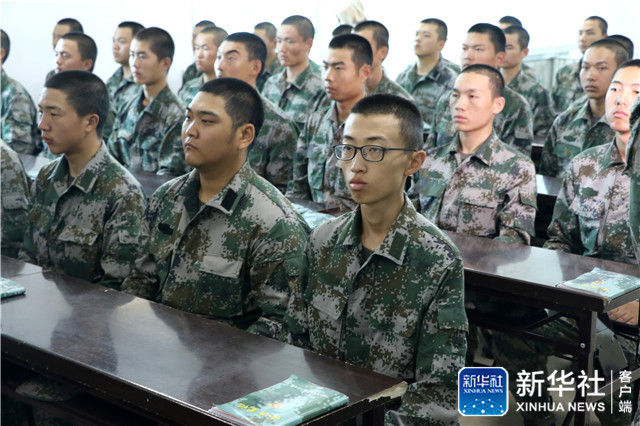 2017年10月2日,在驻守在辽东半岛的第79集团军某旅新兵营,蔚晨阳(前右