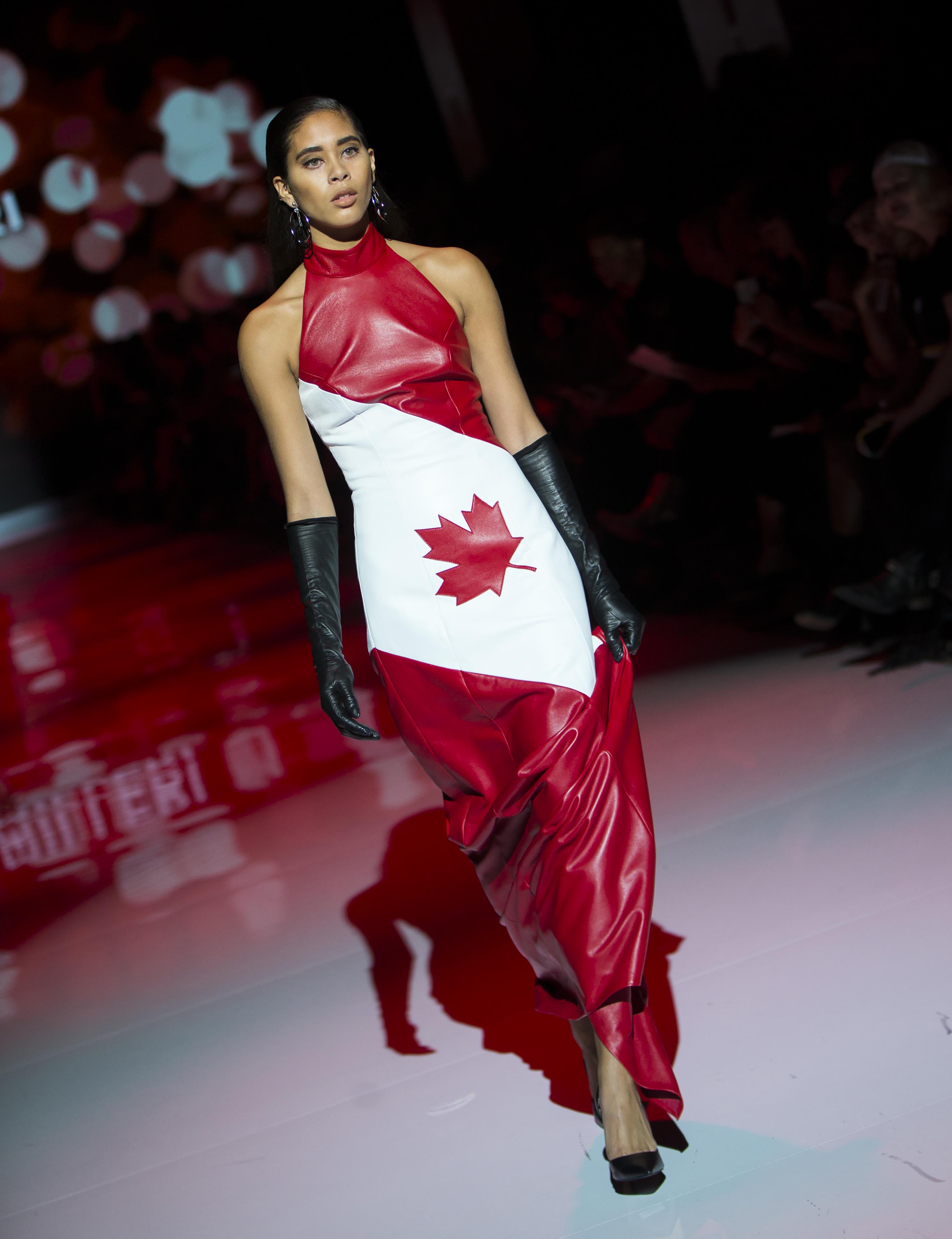 在加拿大多伦多,模特在加拿大建国150周年主题时装秀上展示服装