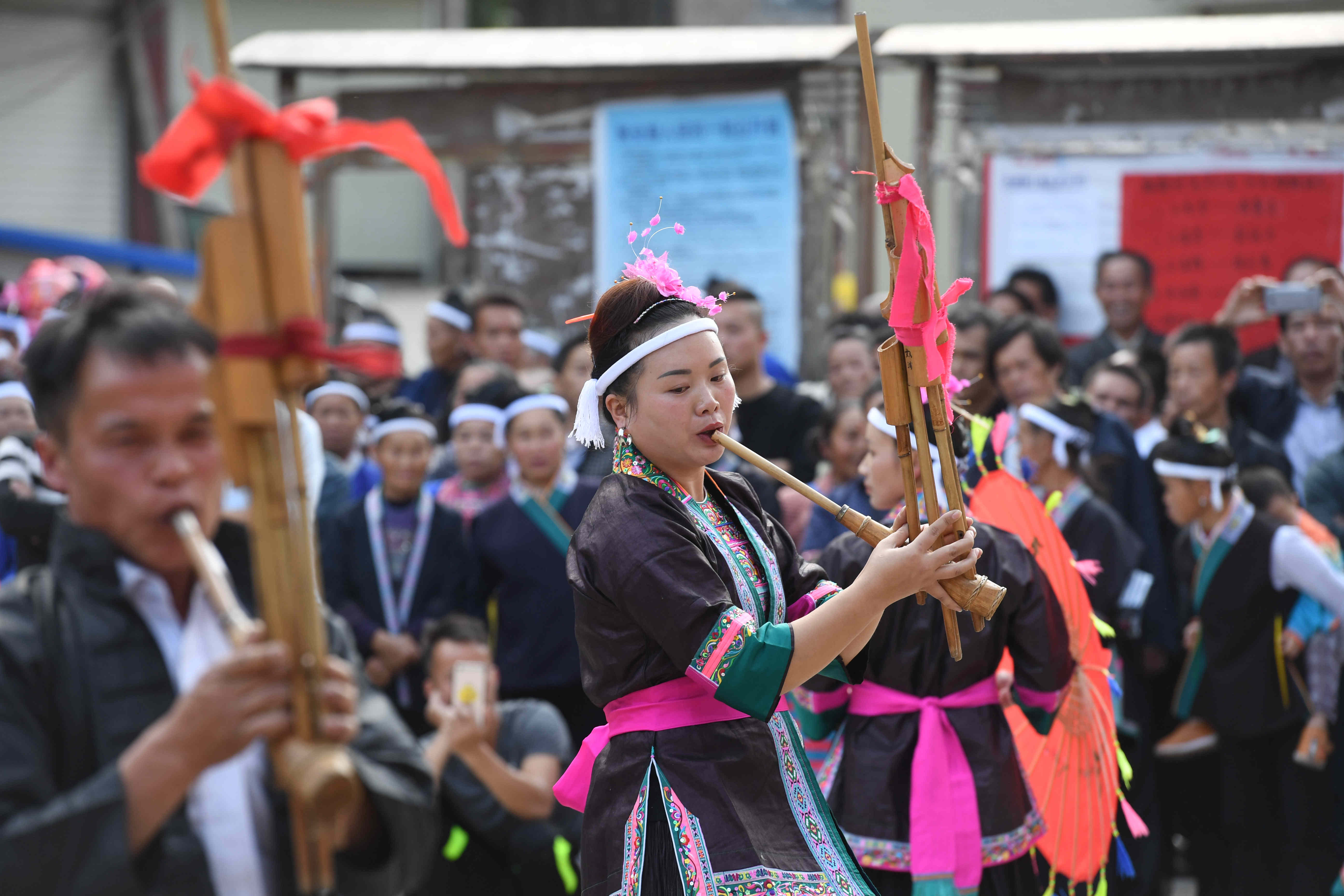 11月3日,在三江侗族自治县独峒镇唐朝村,人们在表演芦笙踩堂舞.