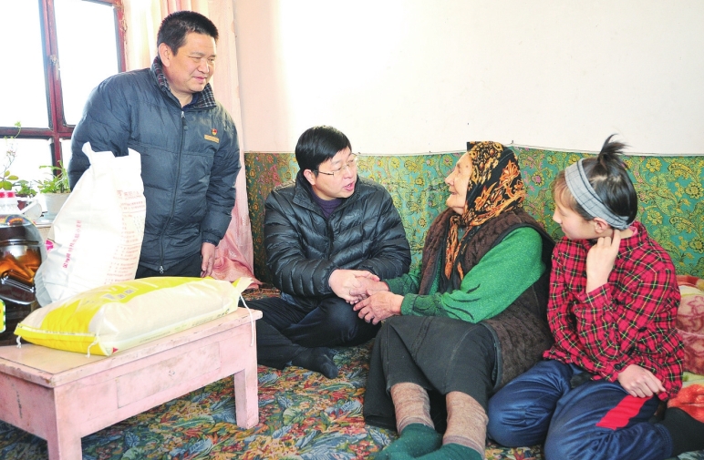 2月3日,河南省对口援疆工作前方指挥部组织市,区援疆干部开展节前送