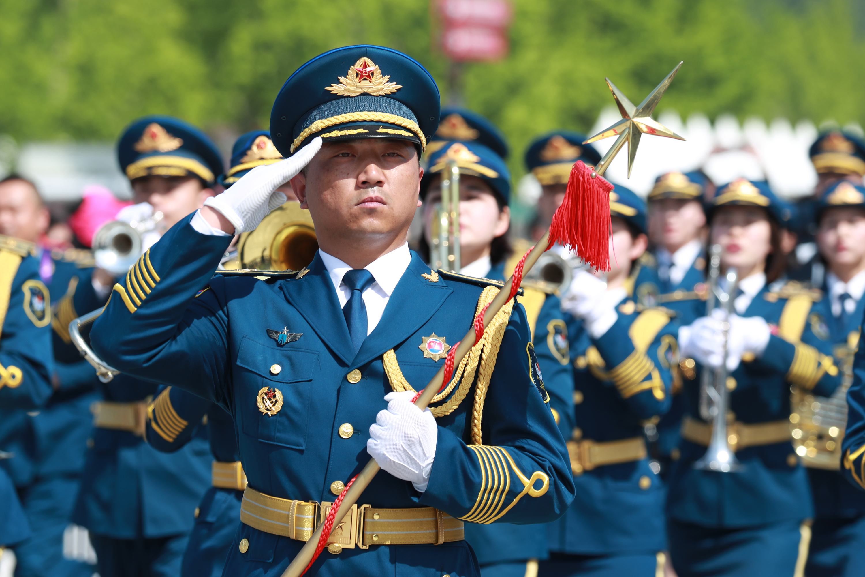 新华社记者琚振华 摄 4月25日,中国人民解放军空军军乐团进行军乐巡游