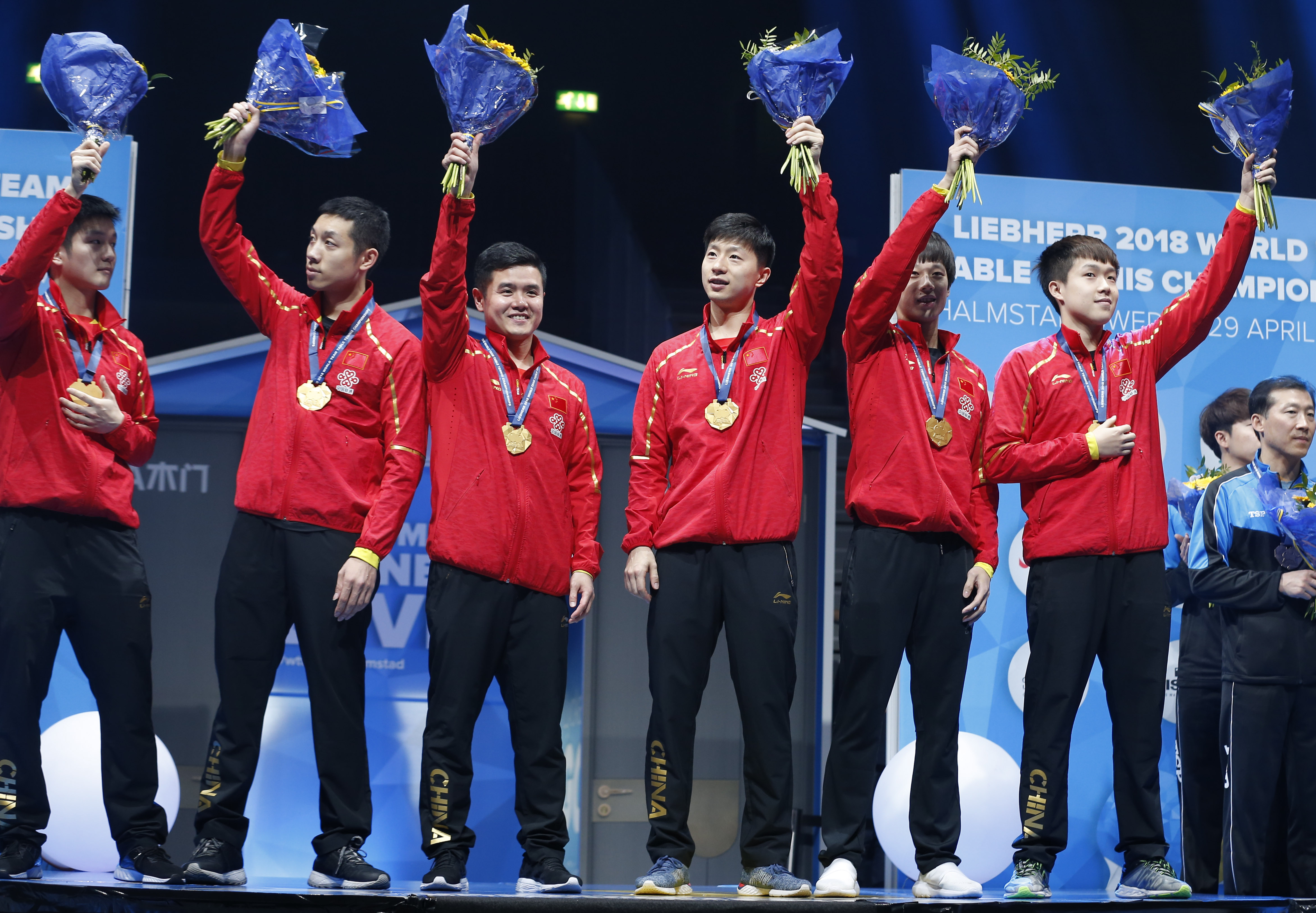 乒乓球团体锦标赛(决赛)男子决赛中,中国队以3比0战胜德国队,夺得冠军