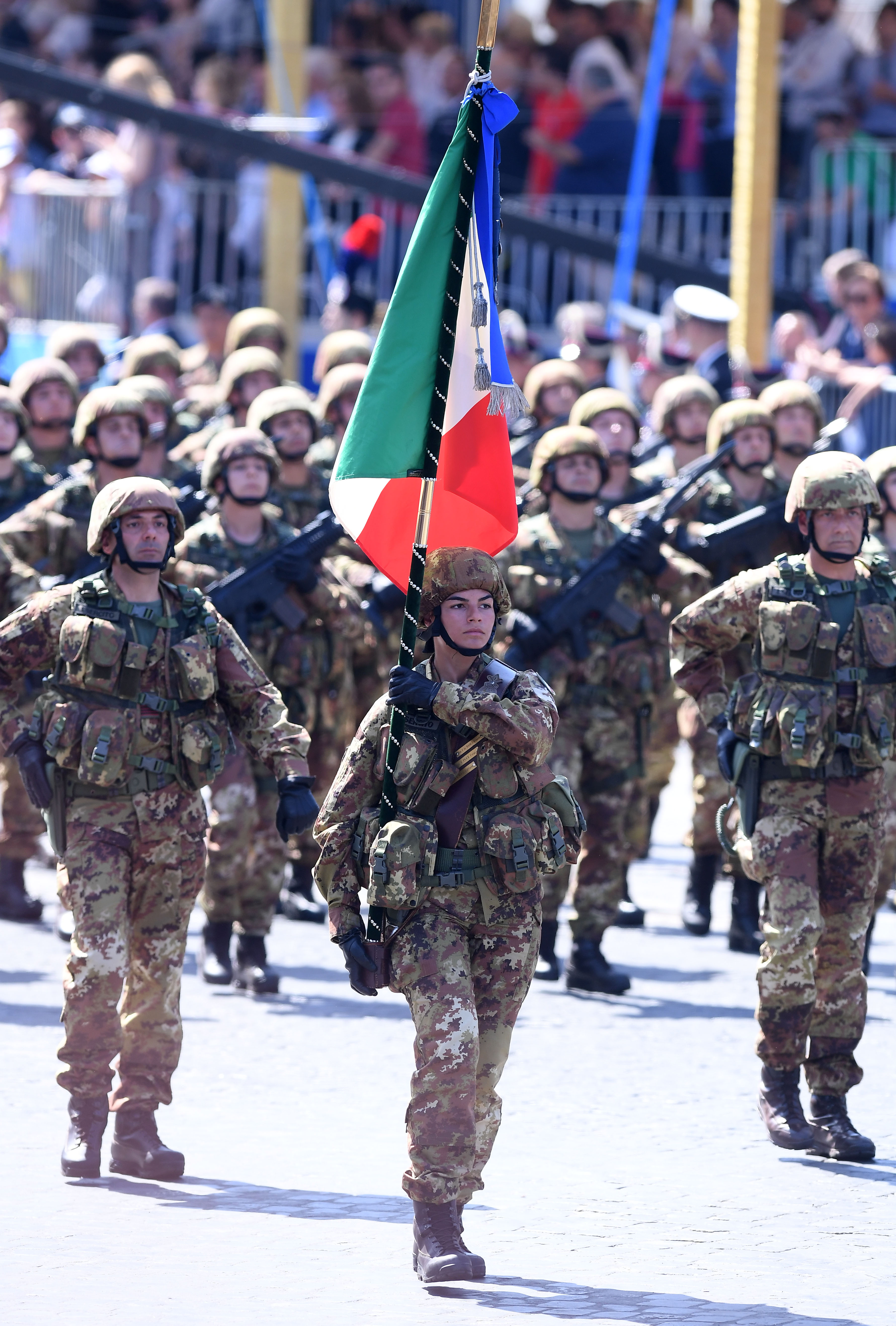 6月2日,意大利陆军士兵在罗马参加共和国日庆祝仪式.
