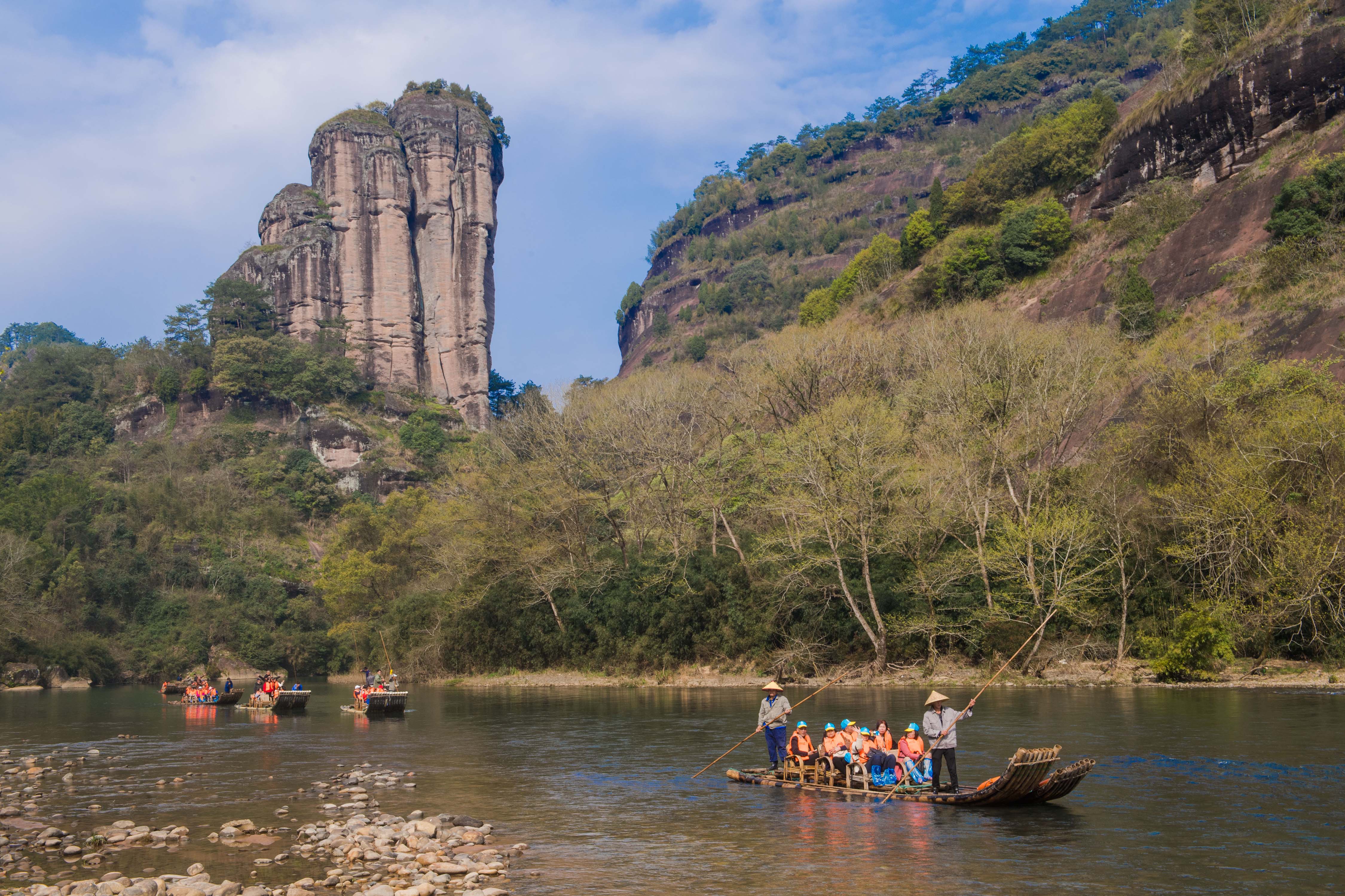 这是福建省武夷山风景名胜区齐云峰附近的云海日出景观(3月日摄).