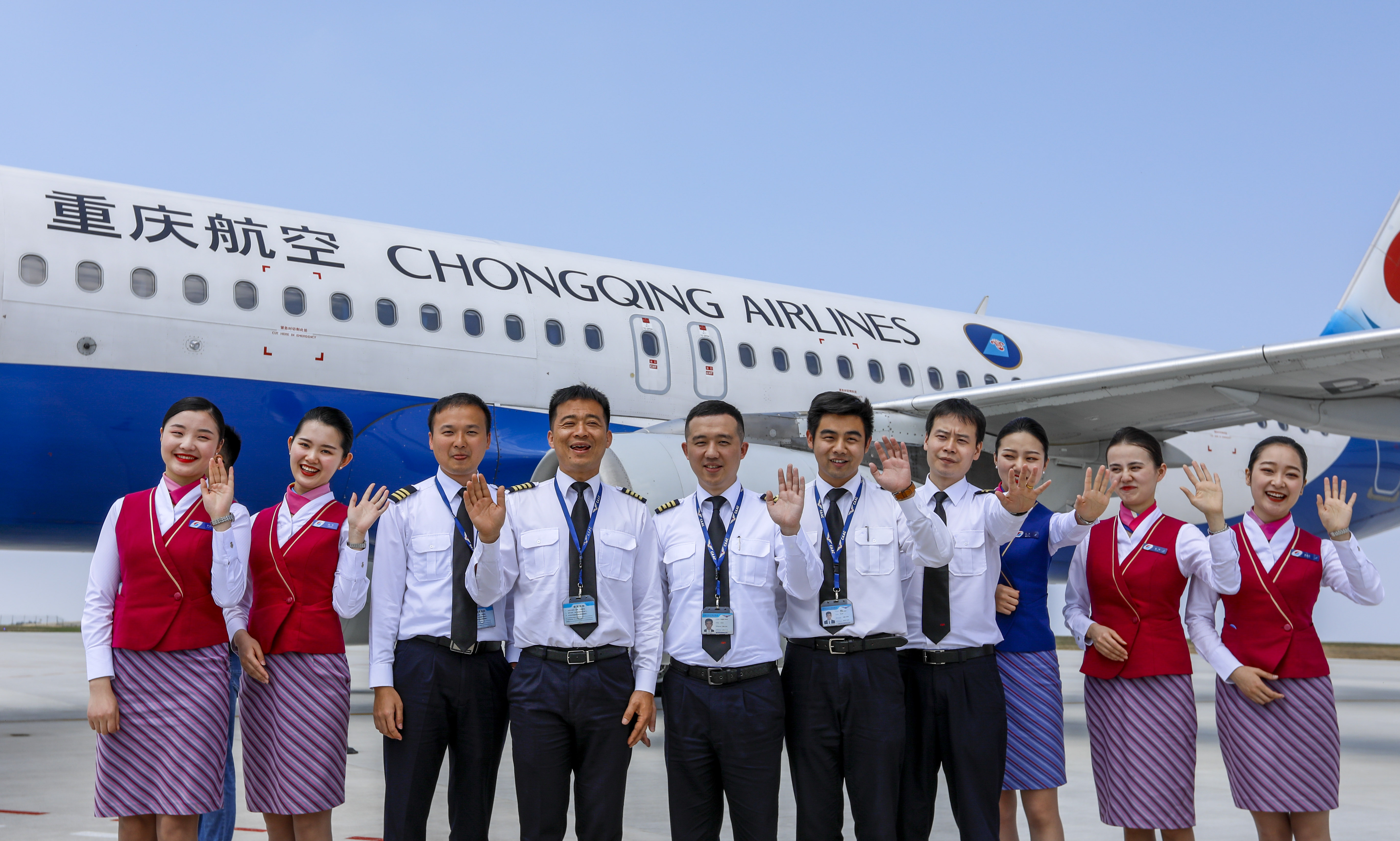 4月18日,重庆巫山机场停机坪上,重庆航空公司的试飞机组成员在试飞
