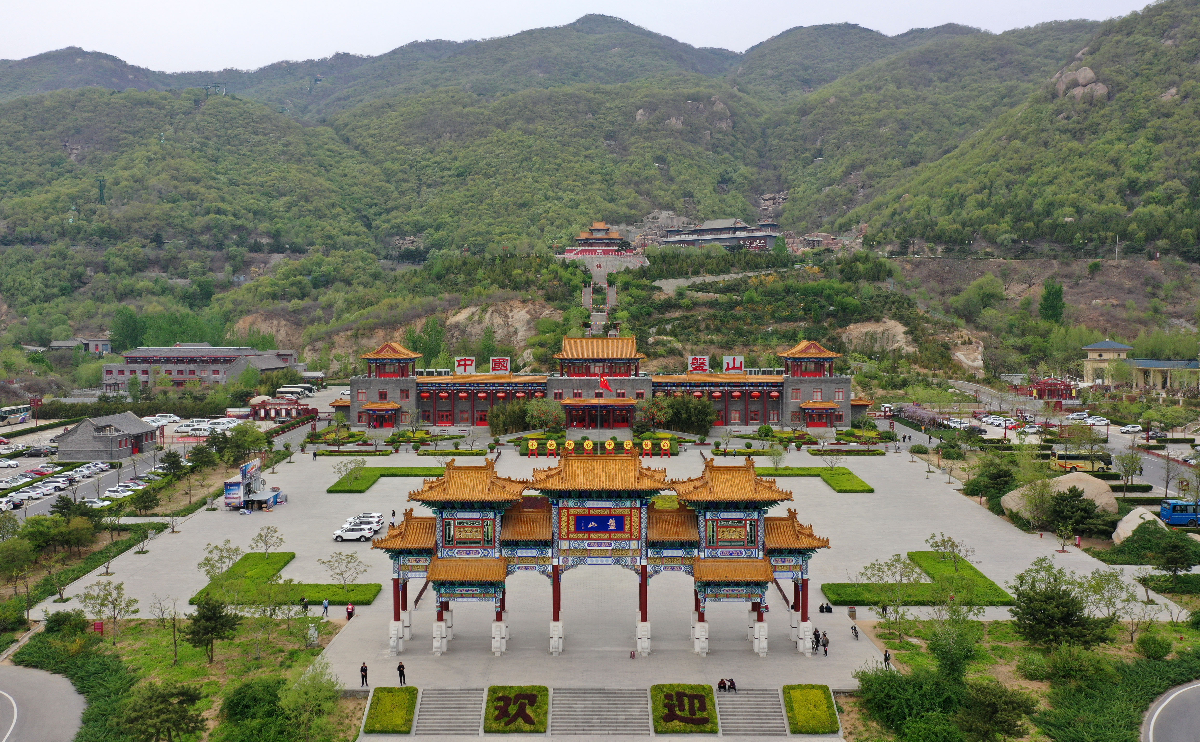 这是4月19日拍摄的盘山风景名胜区正门景观(无人机拍摄).